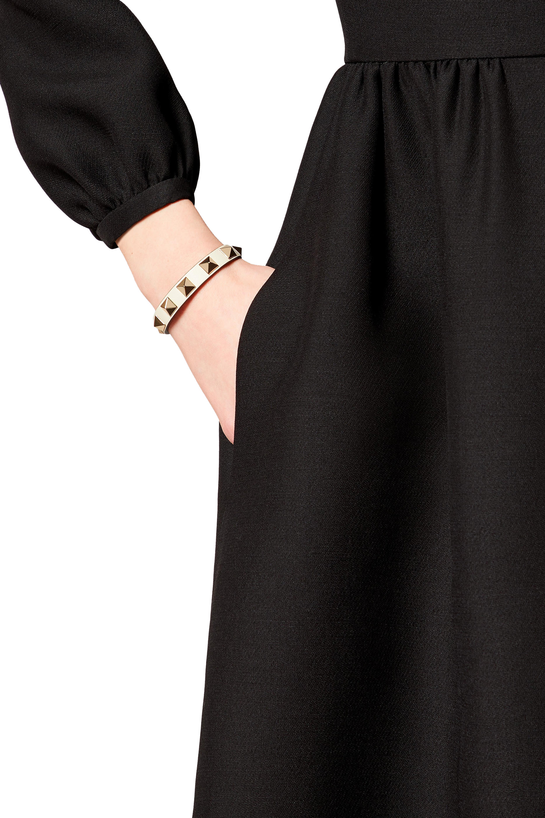 سوار رفيع جلد بحلى هرمية