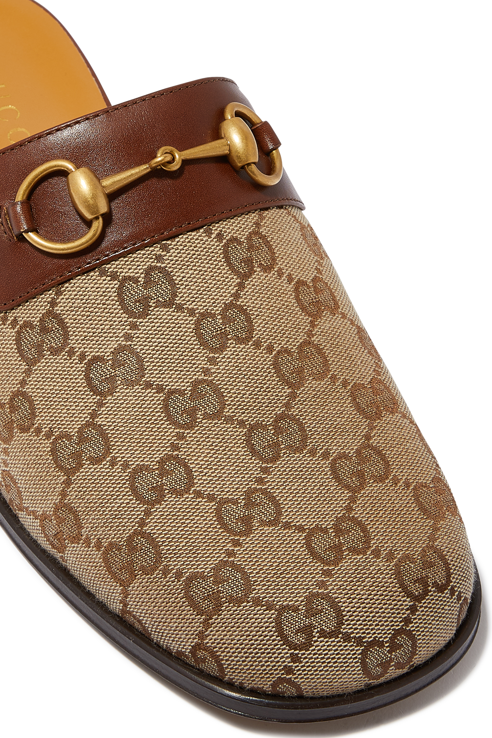 حذاء مفتوح من الخلف بشعار الماركة