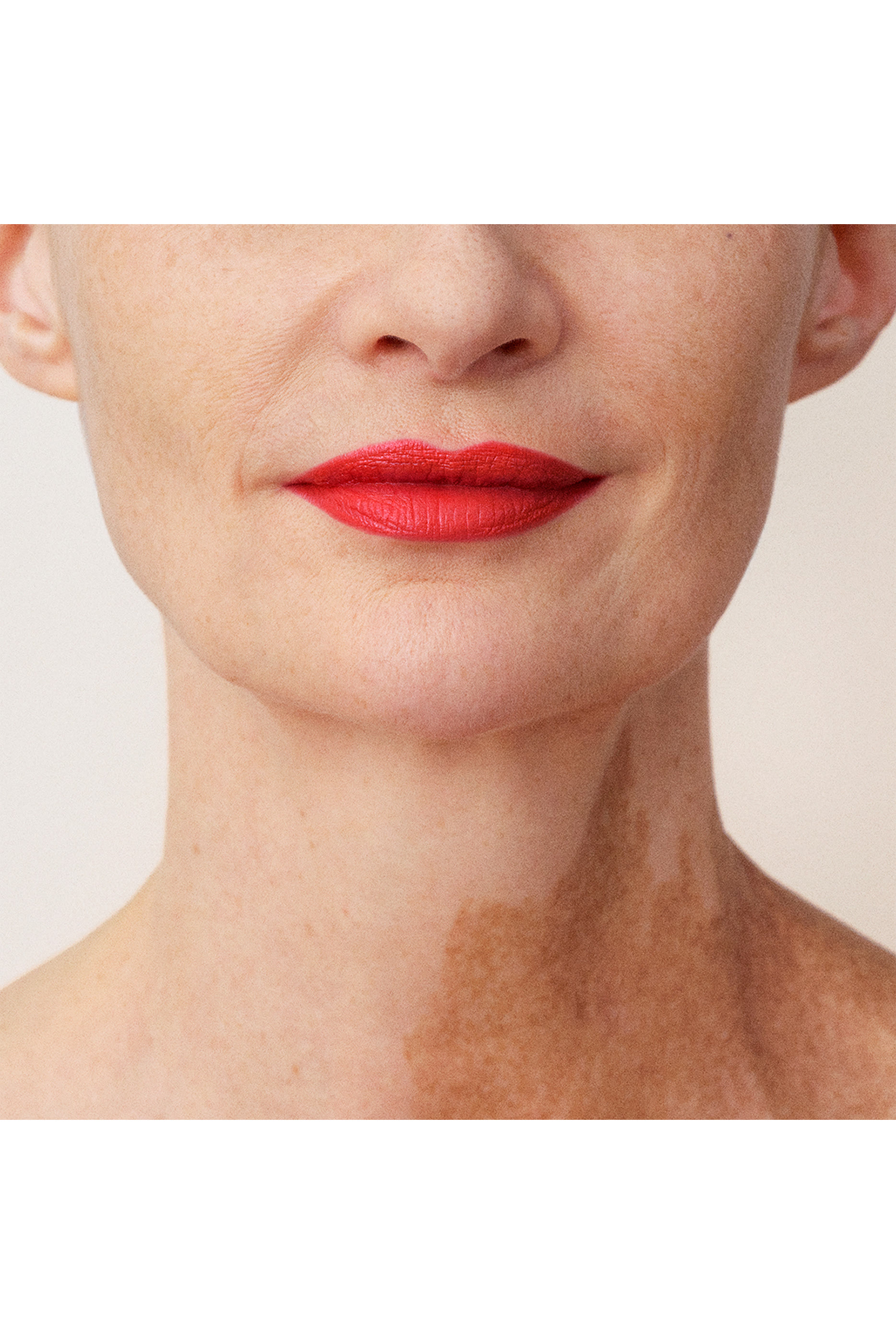 أحمر شفاه حريري غير لامع