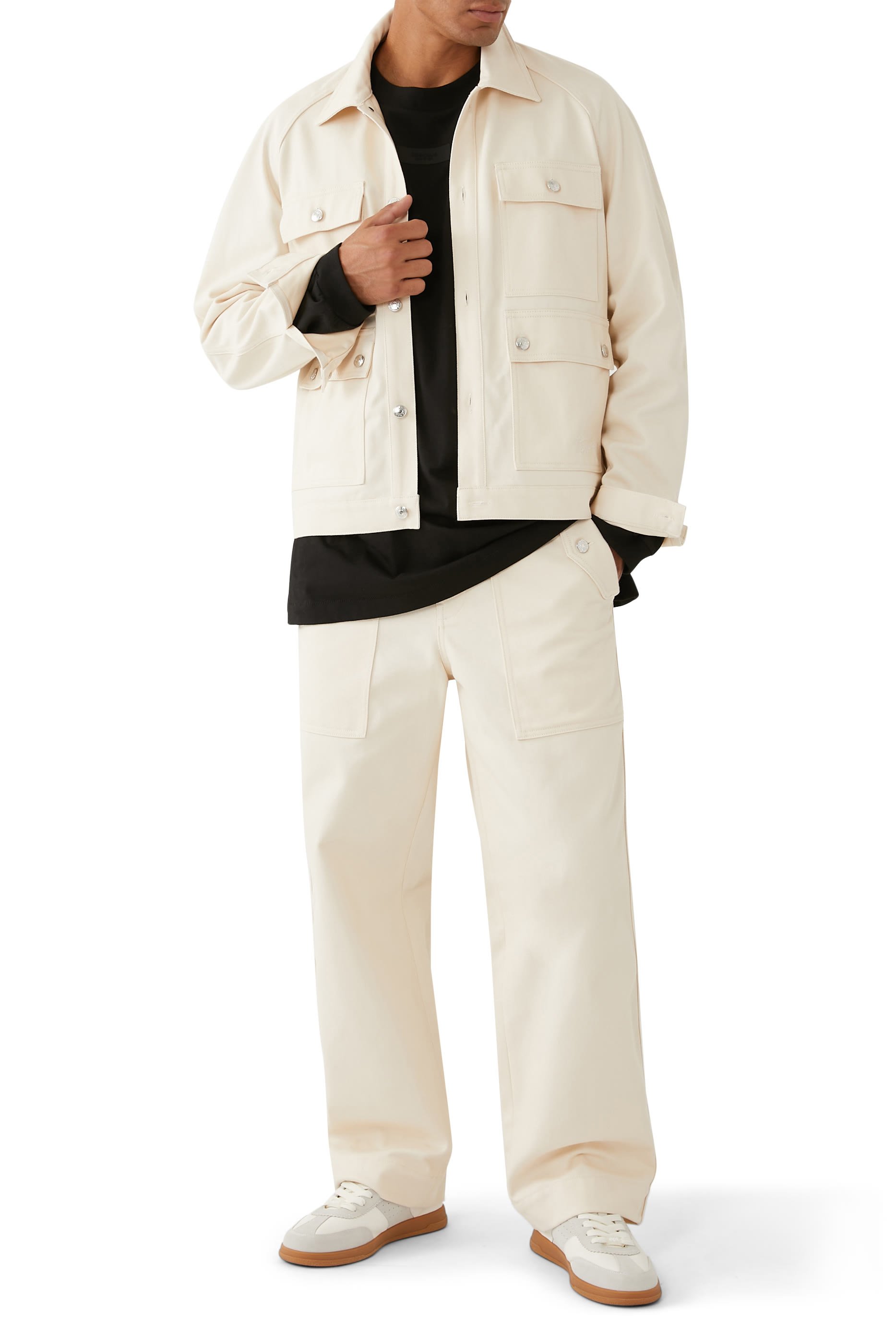 تيشيرت بأكمام قصيرة وشعار الماركة