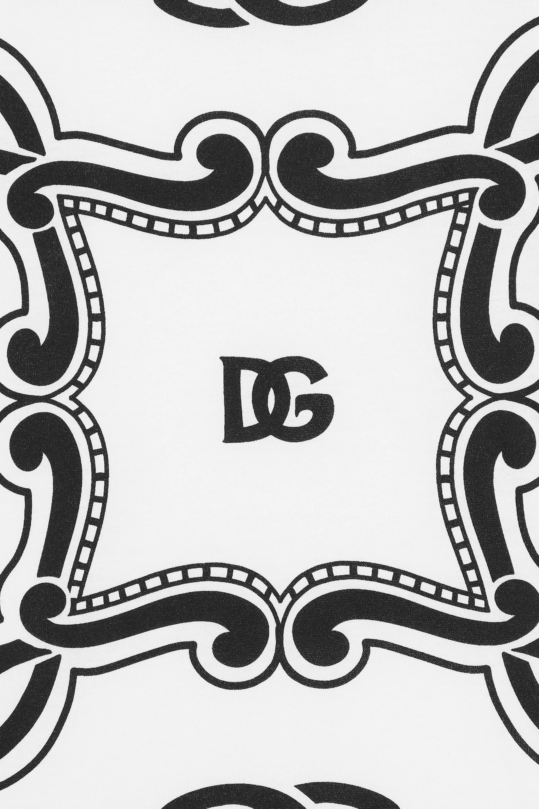 تيشيرت بشعار الماركة للأطفال