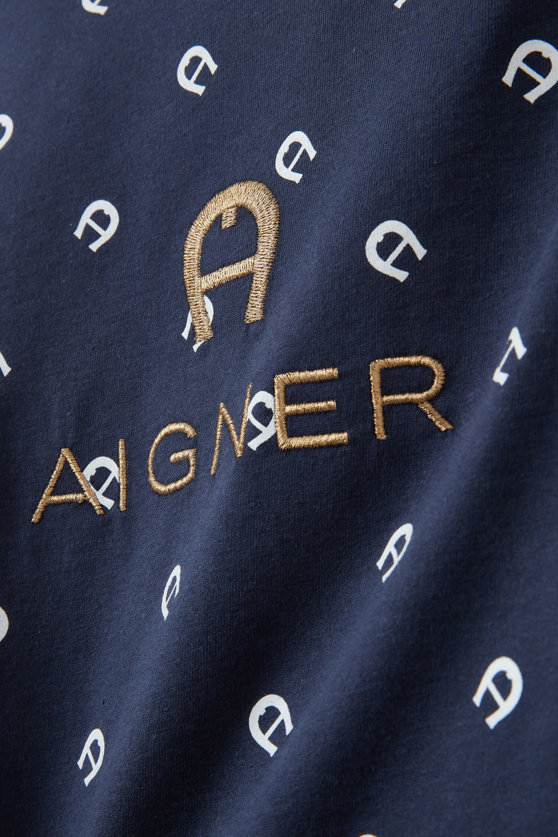 تيشيرت بشعار الماركة للأطفال