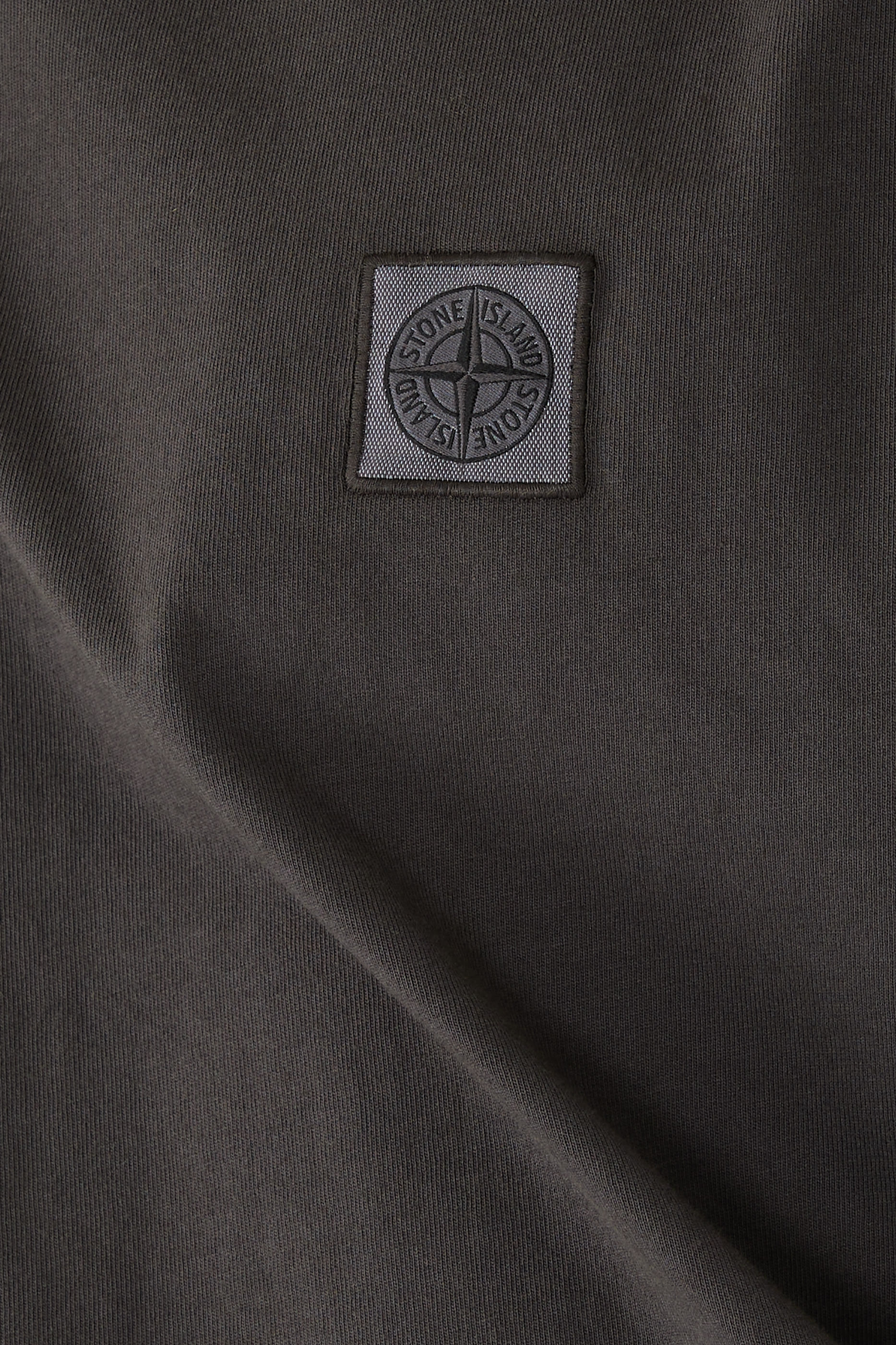 تيشيرت بأكمام قصيرة ورقعة شعار الماركة