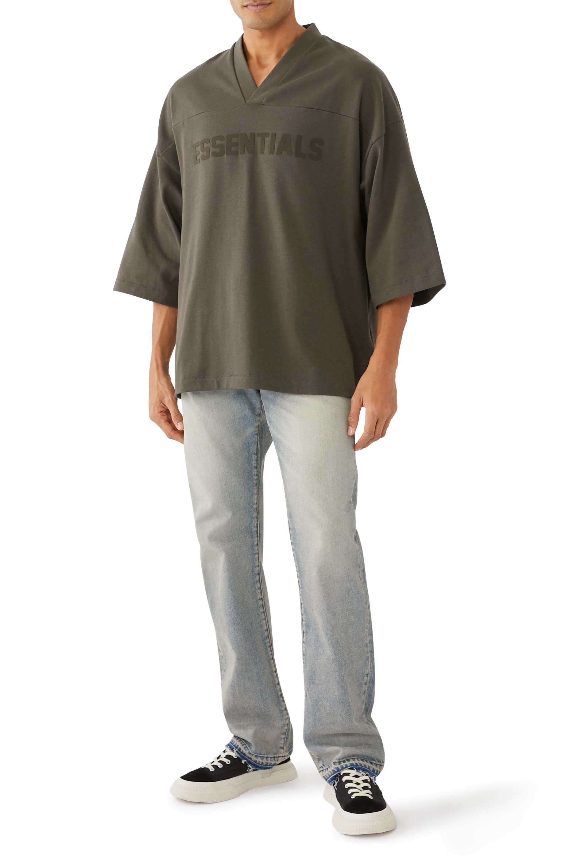 تيشيرت كرة قدم بشعار اسنشالز