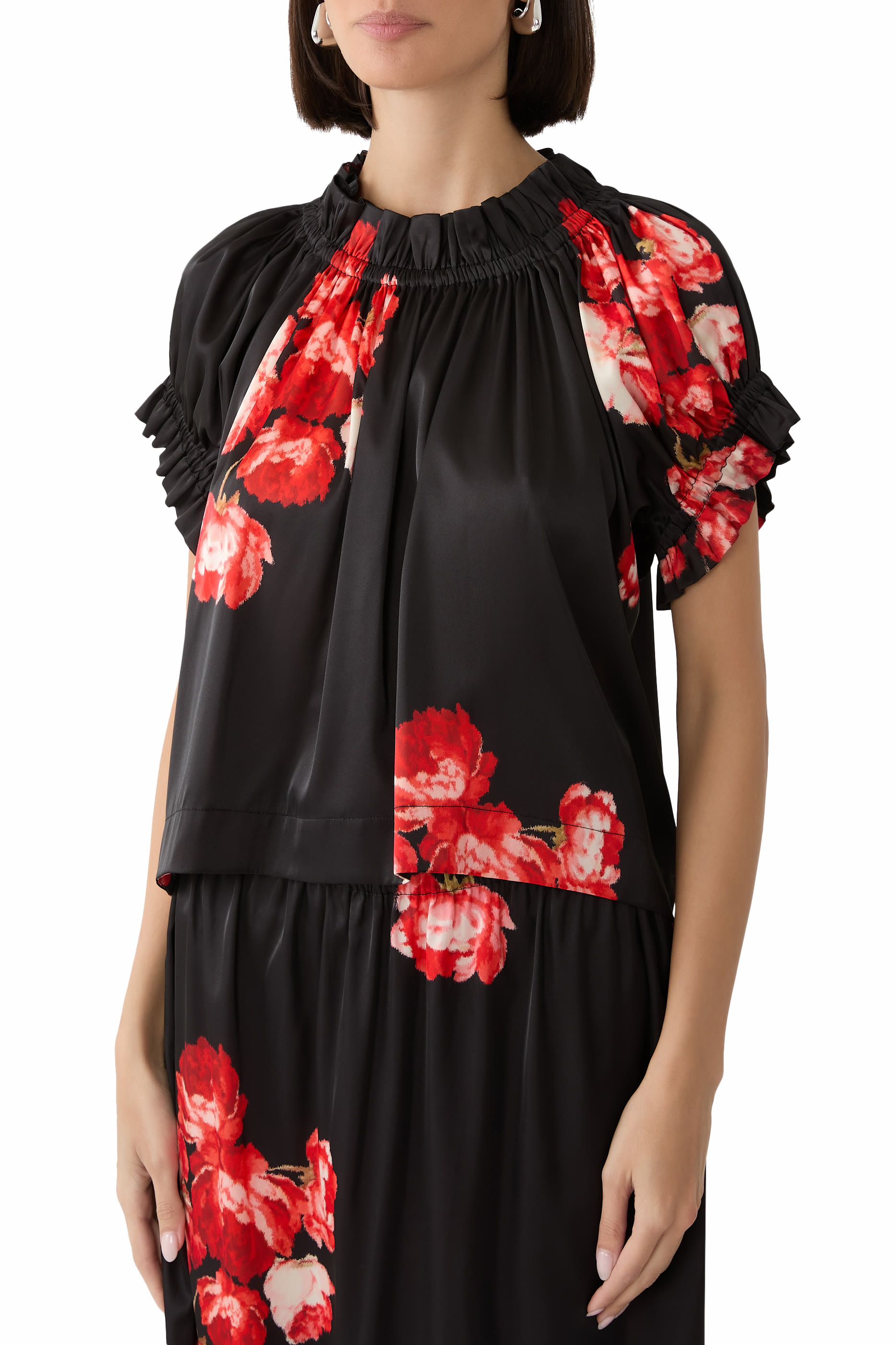 بلوزة بنقشة زهور توليب وكشكش