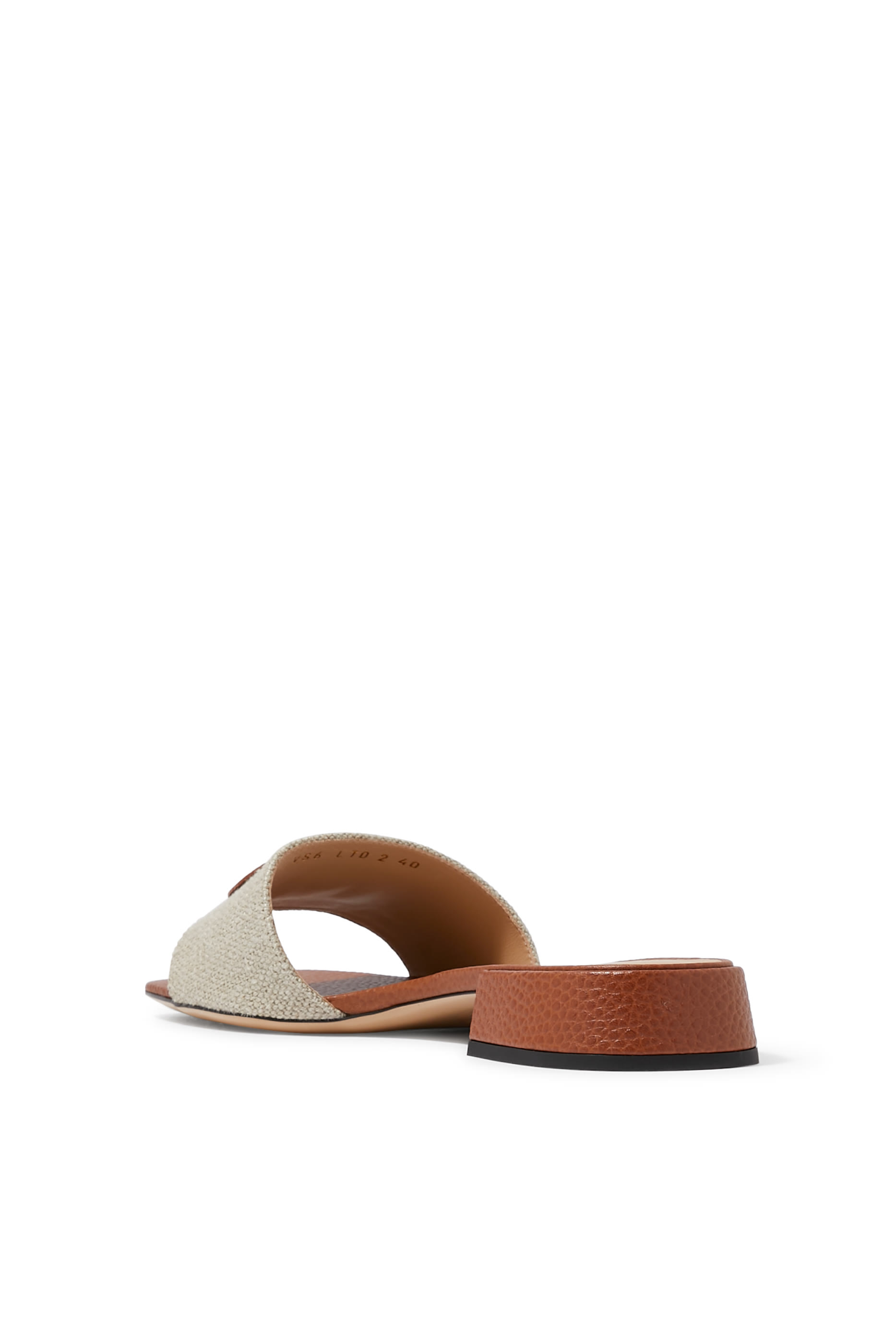 صندل بشعار حرف الماركة الشهير