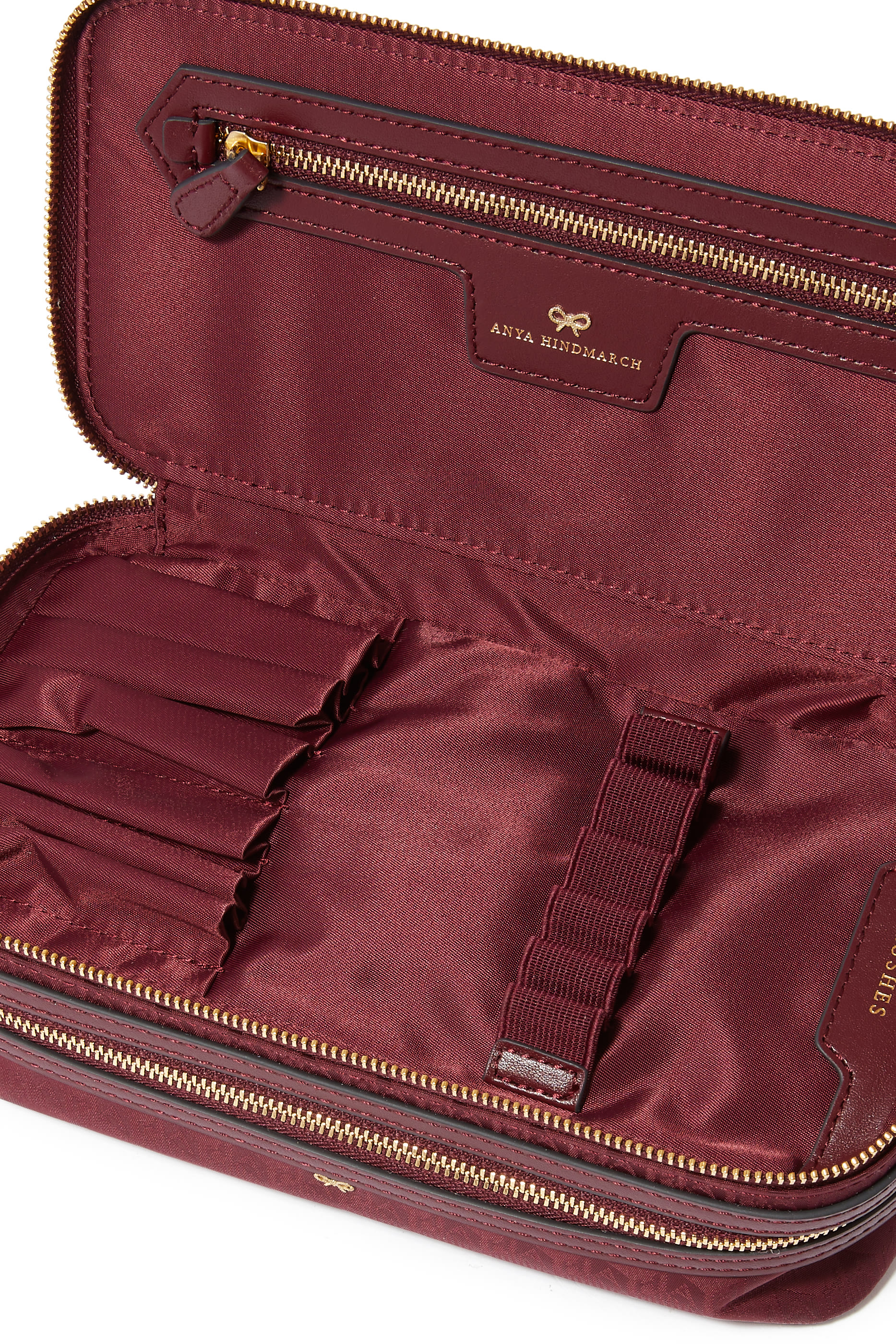 حقيبة مستحضرات تجميل بشعار الماركة