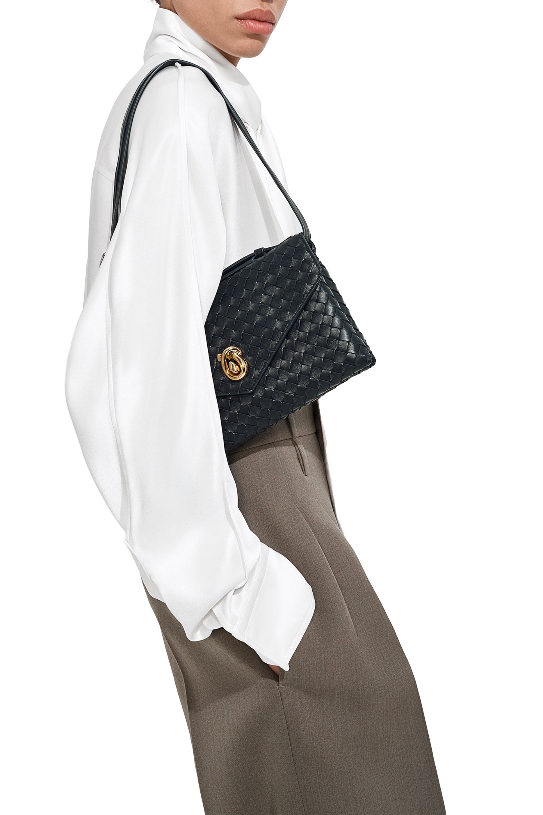 حقيبة كروس بقفل على شكل عقدة