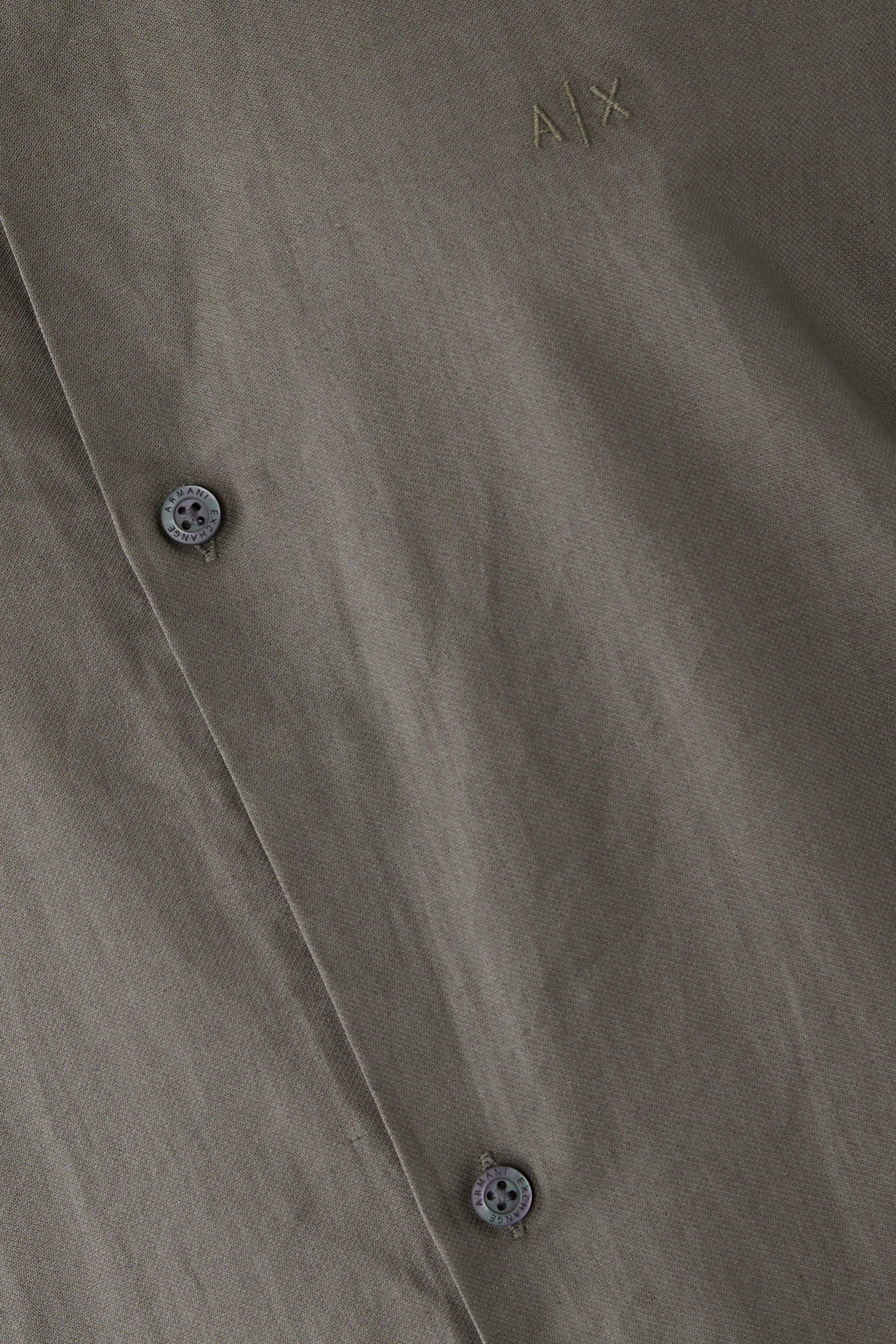 قميص بأزرار للإغلاق وحافة مطاطية