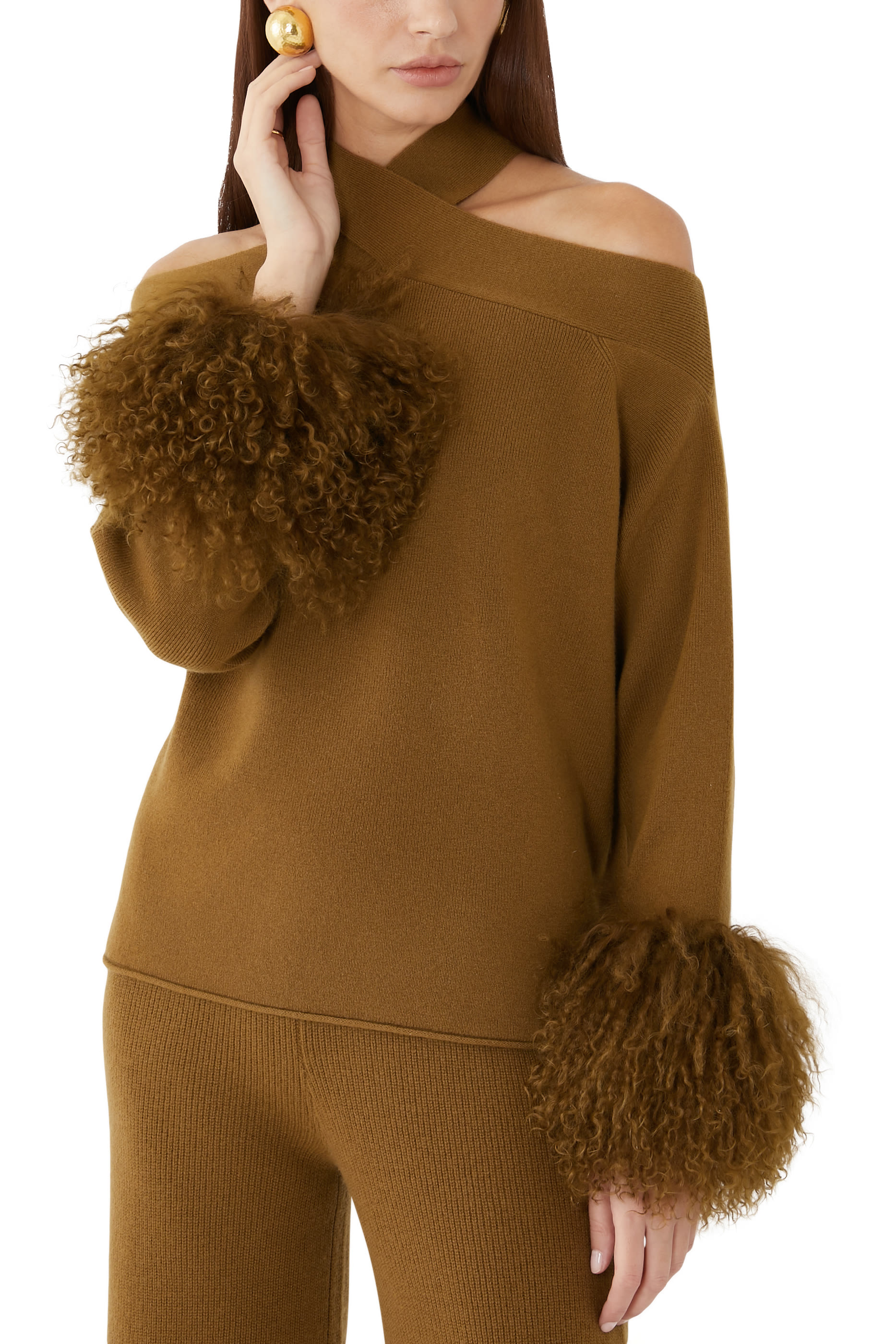 كنزة بحمالات متقاطعة وأساور فرو