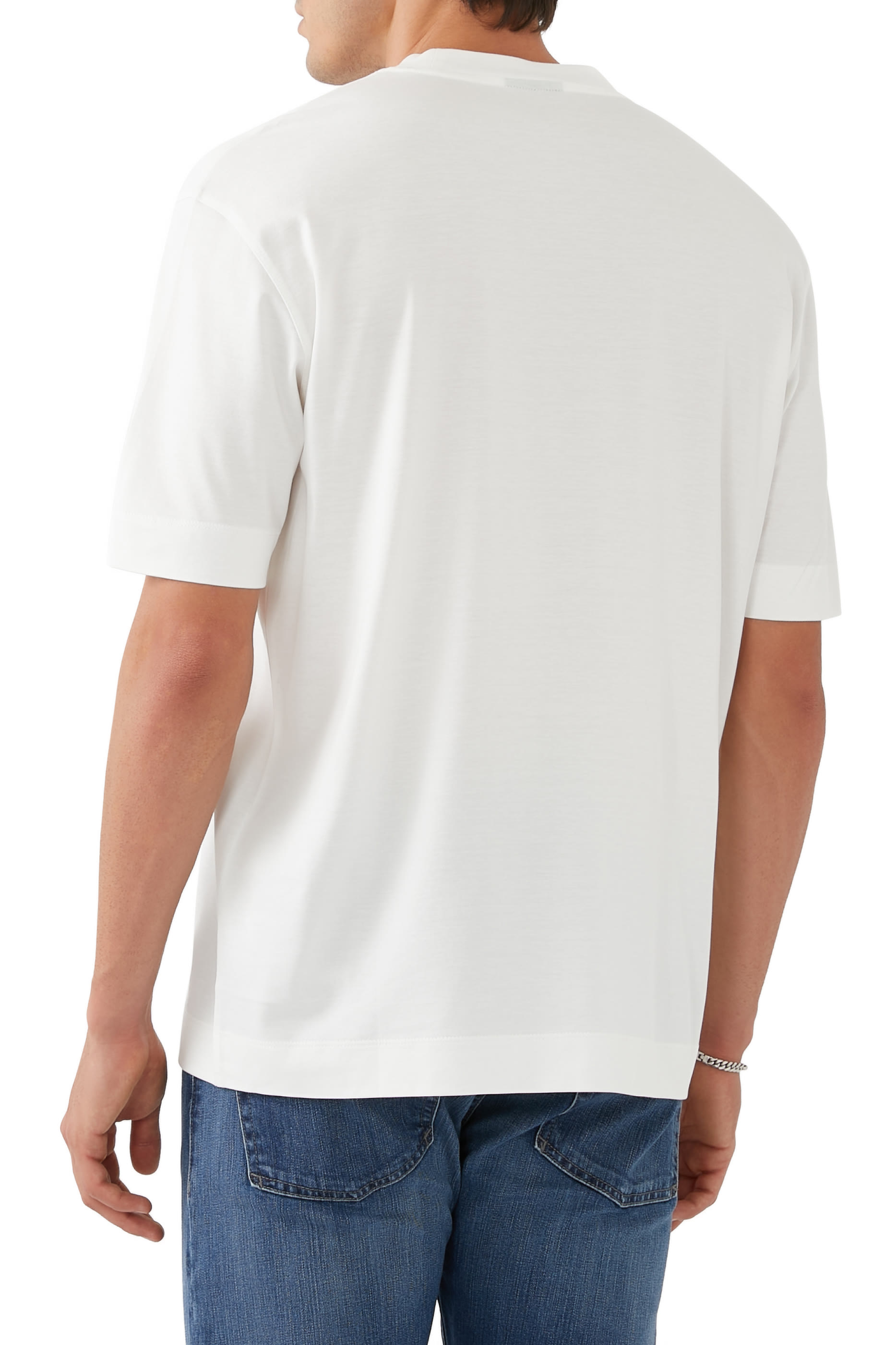 تيشيرت بشعار الماركة بحجم كبير