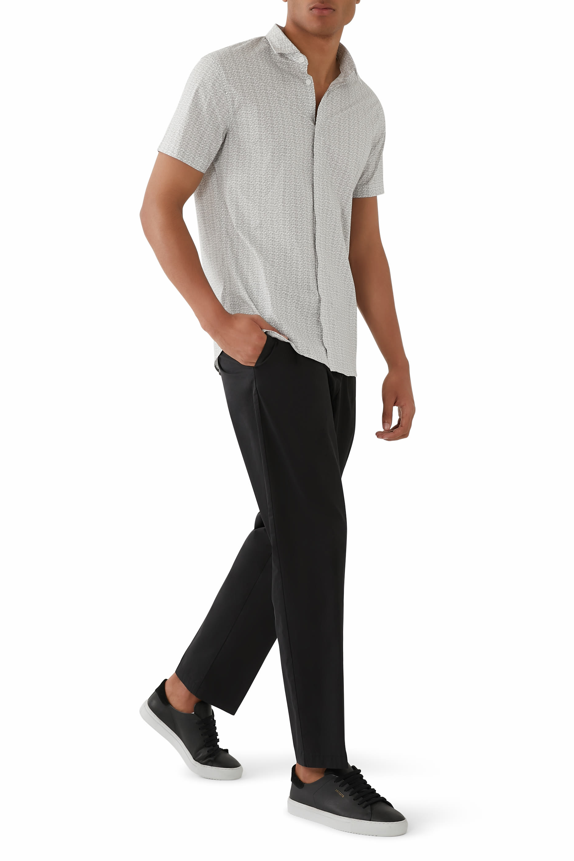 قميص بقصة ضيقة بأكمام قصيرة