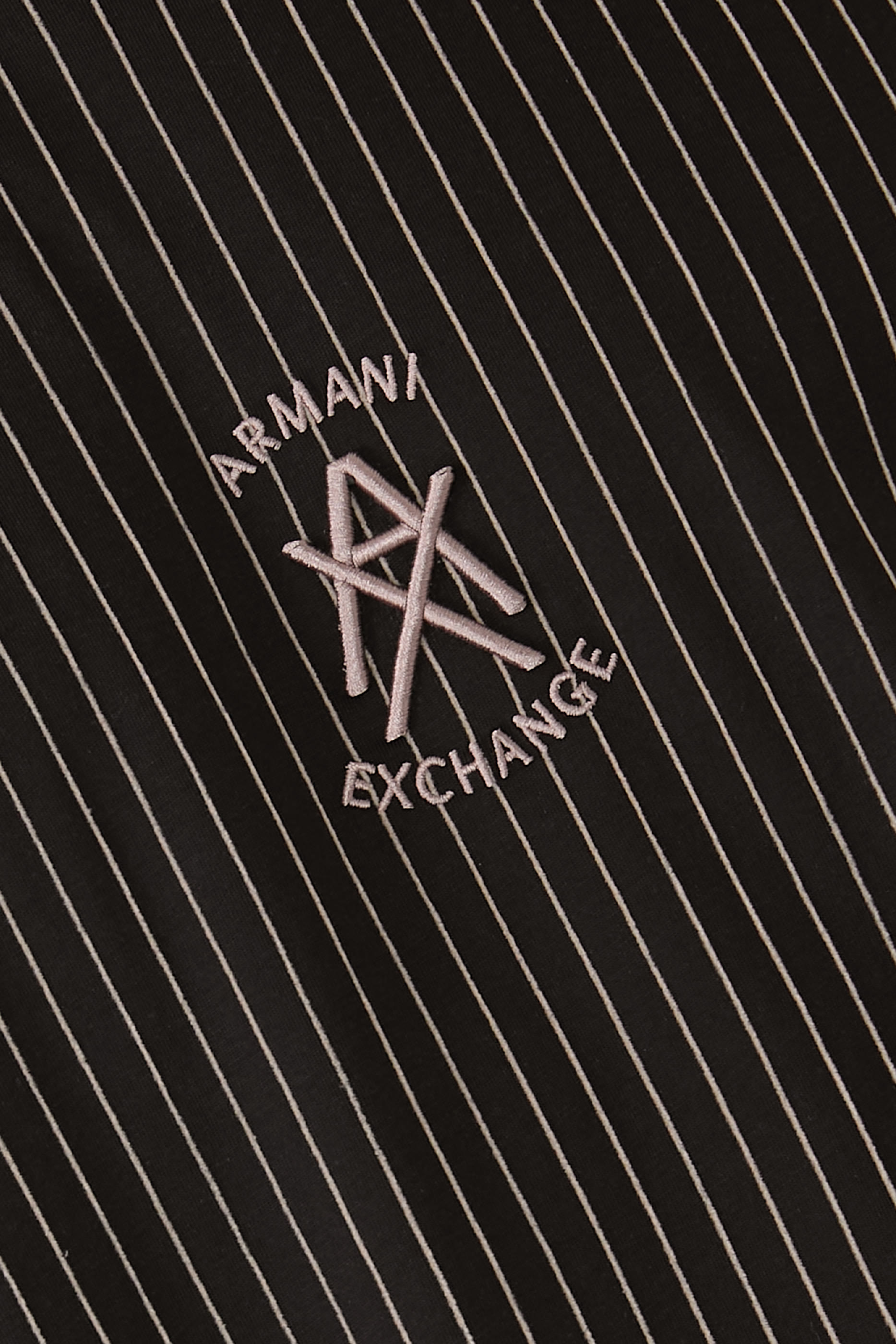 تيشيرت بنقشة خطوط وشعار الماركة