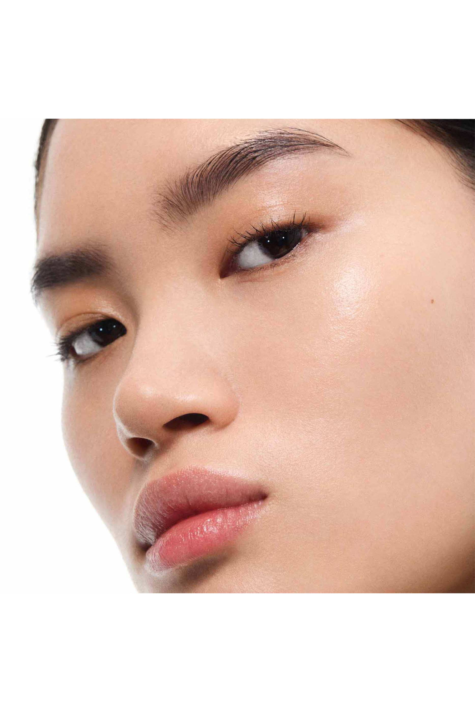 كريم بيور شوتس لإستعادة حيوية المنطقة المحيطة بالعين