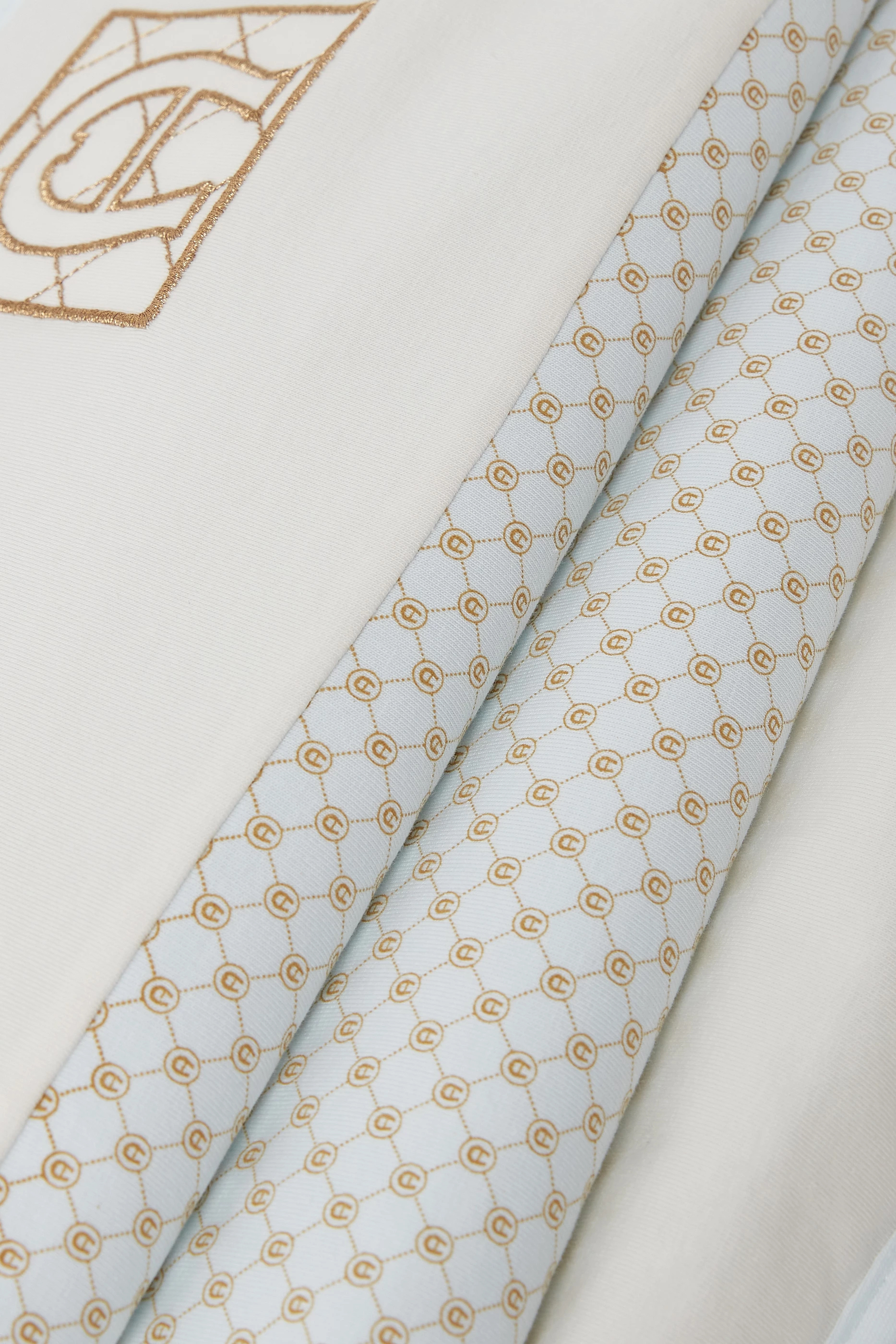 بطانية بطبعة شعار الماركة للأطفال