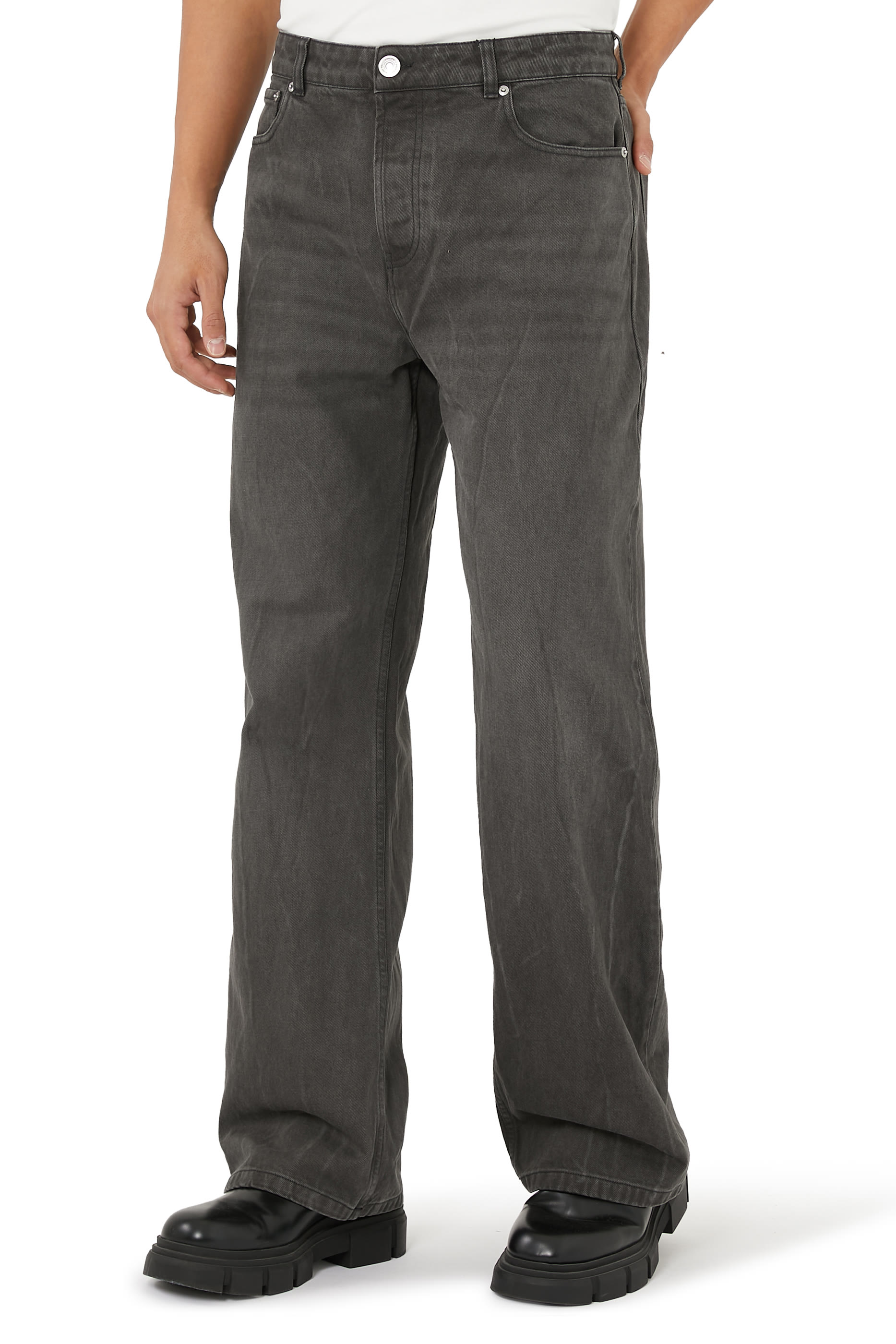 بنطال جينز بقصة فضفاضة