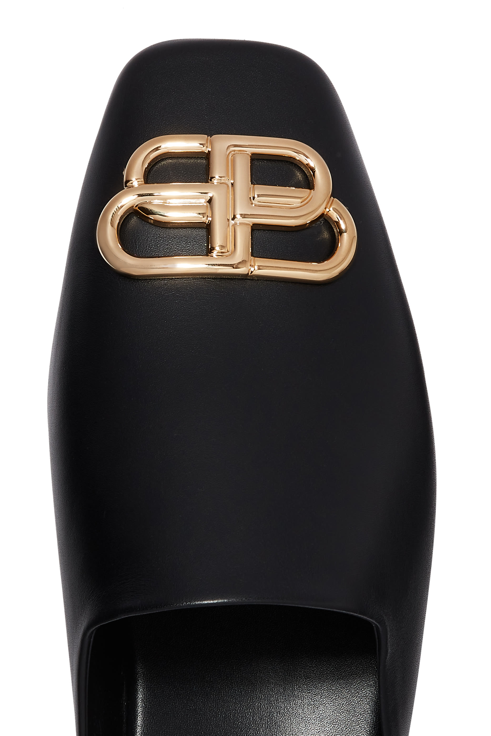 حذاء مريح مفتوح من الخلف بشعار حرفي الماركة