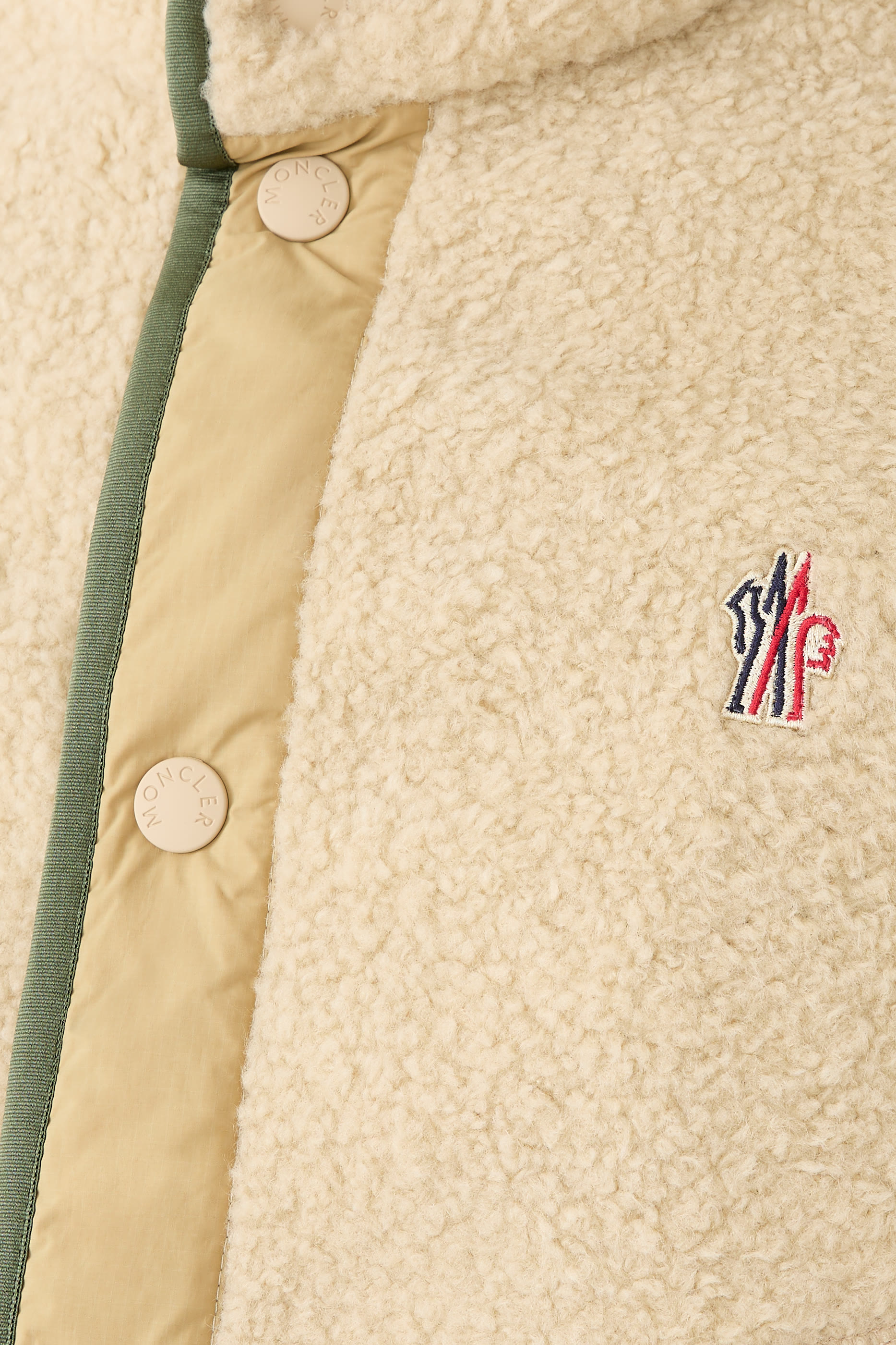 فيست بأزرار وشعار الماركة