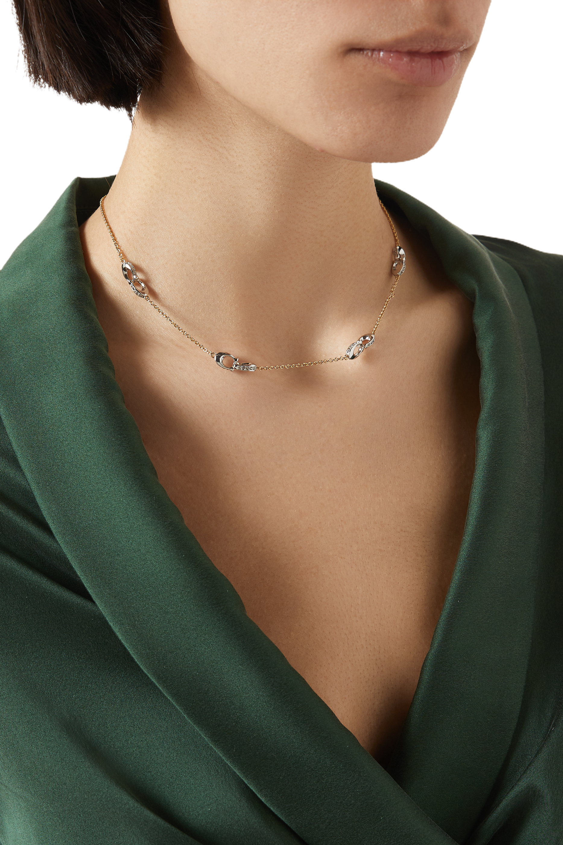 قلادة بسلاسل عدة وحلية بشعار الماركة مرصعة بكريستال، معدن