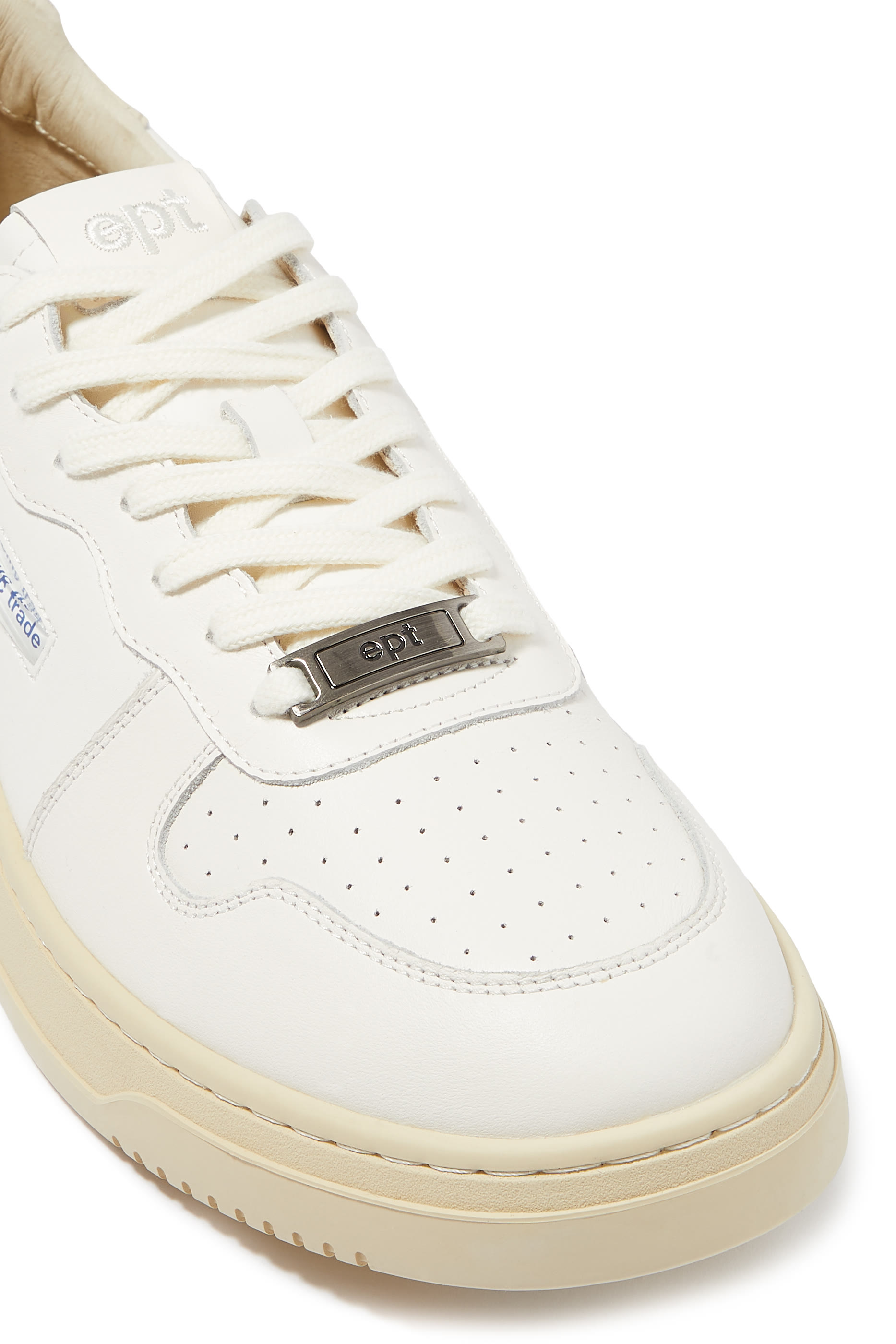 سنيكرز ديف كورت