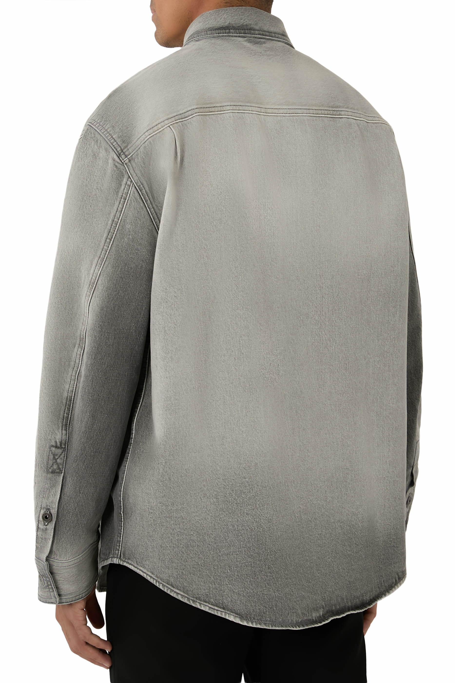 قميص بنمط جاكيت بتصميم عسكري بخطوط مائلة وتطريزات دنيم