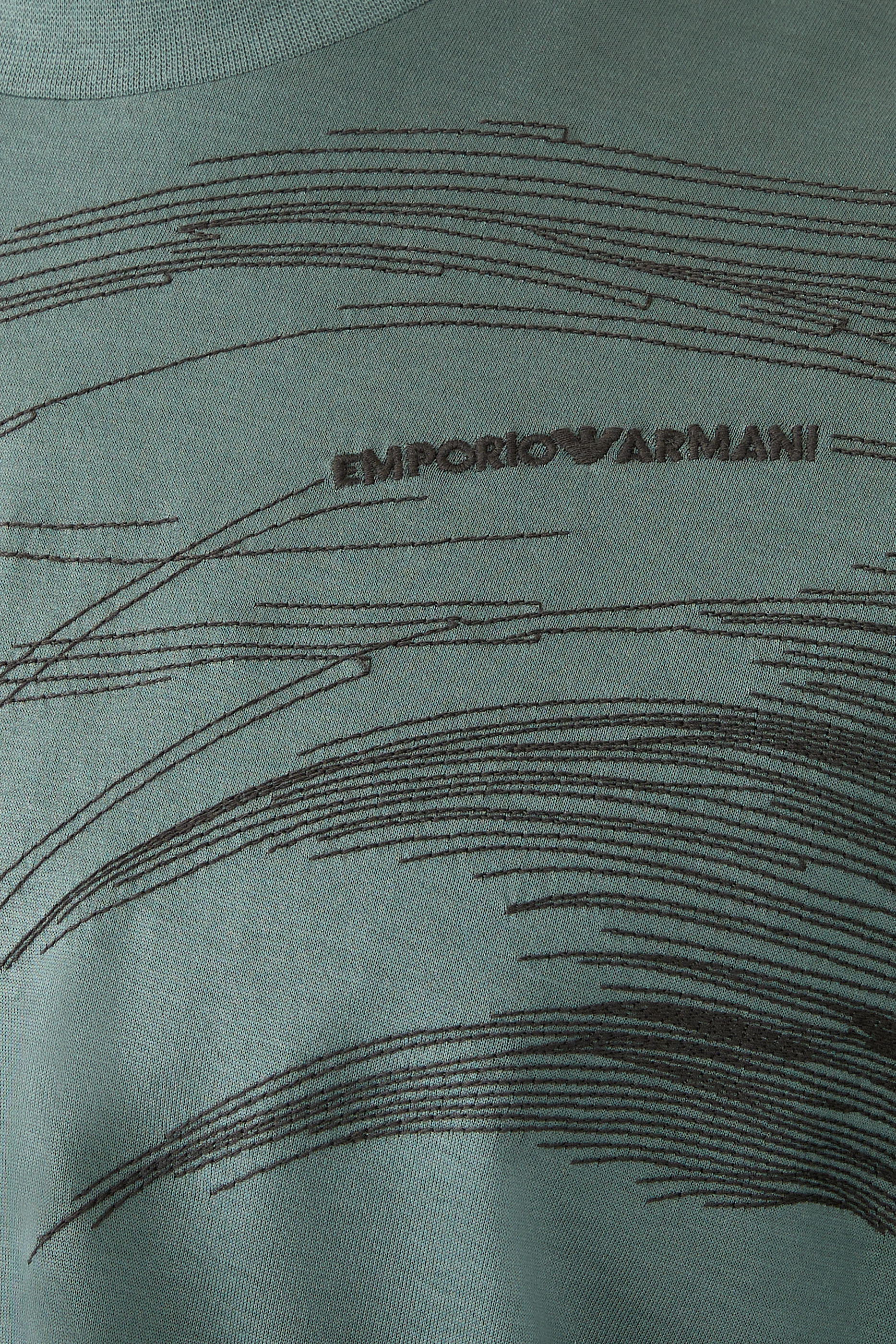 تيشيرت بأكمام قصيرة وشعار الماركة