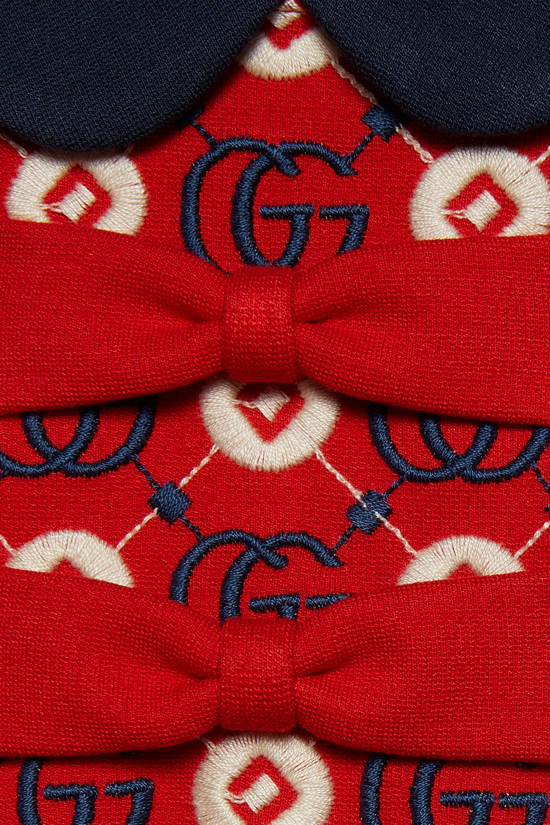 فستان بتطريزات شعار الماركة للأطفال