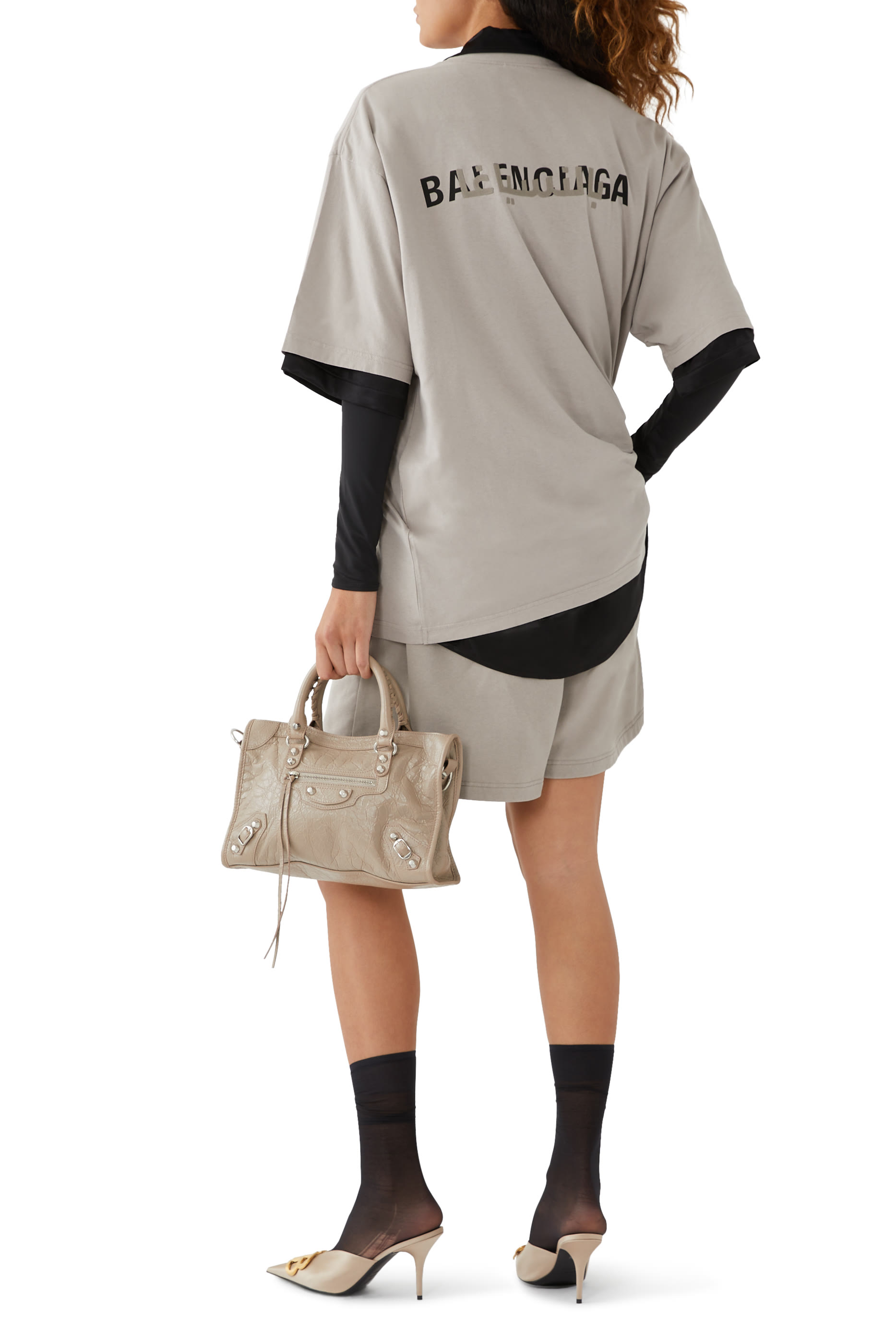 تيشيرت بقصة فضفاضة قليلا