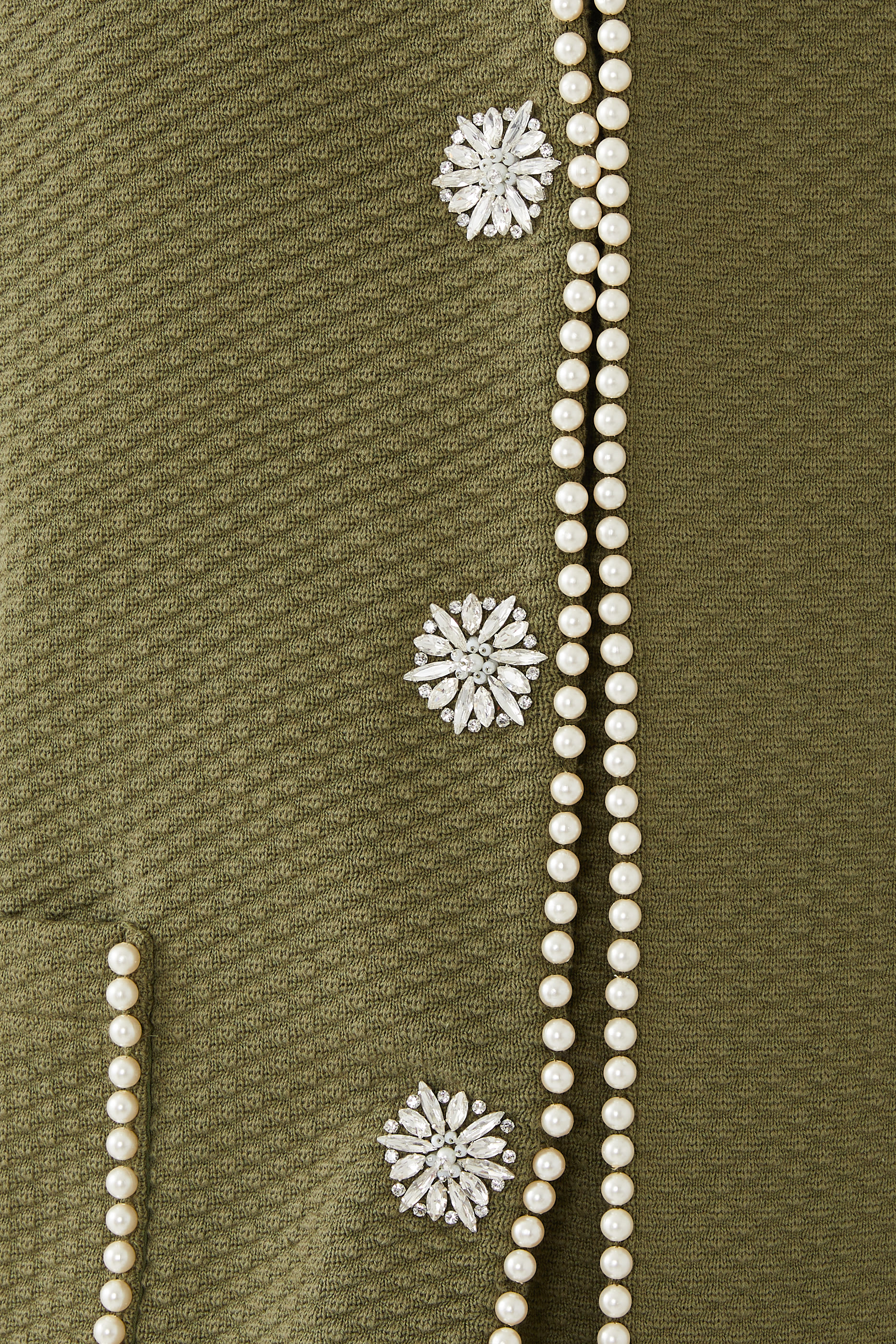 معطف بلؤلؤ وشرابات