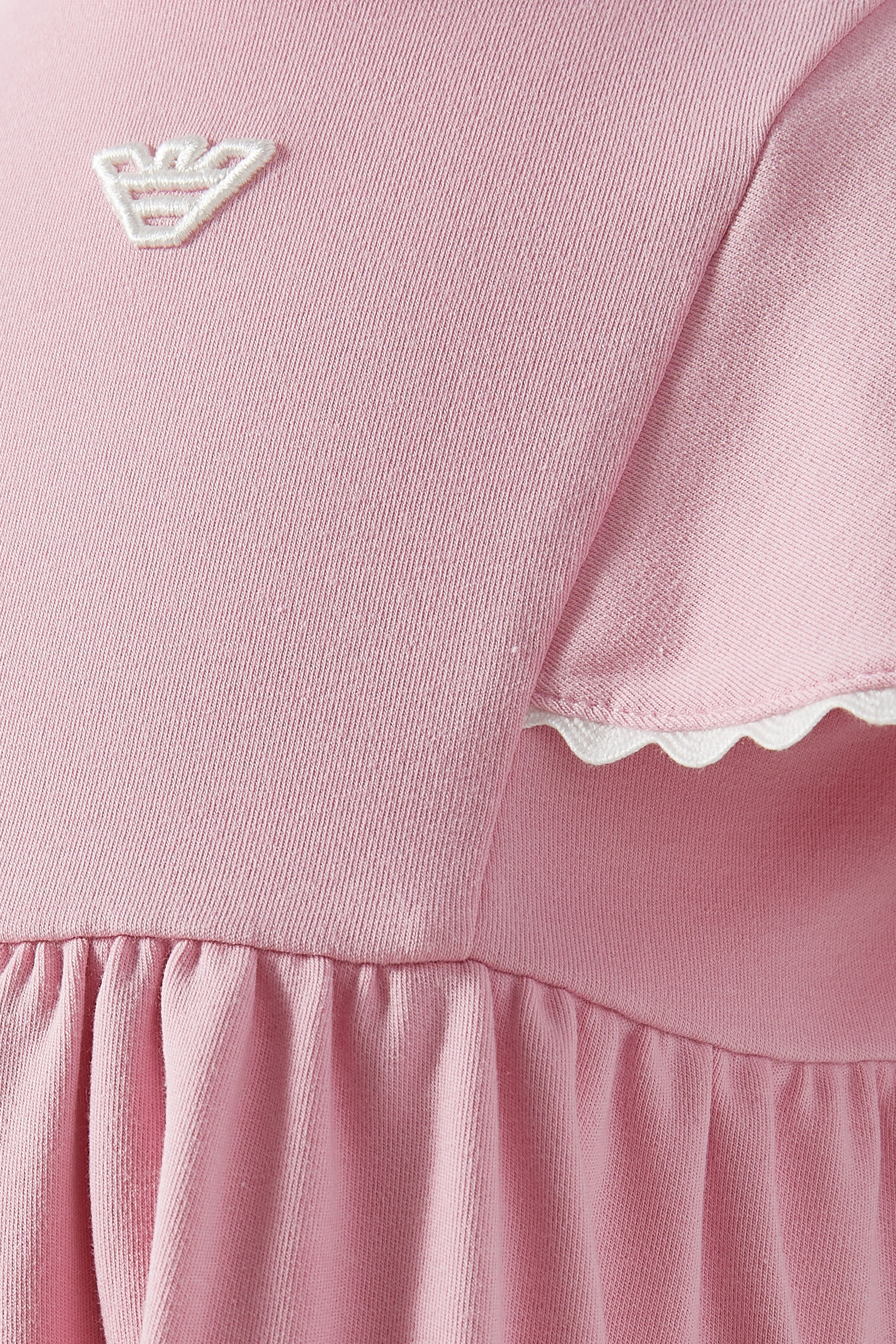 فستان بشعار الماركة وحواف صدفية للأطفال