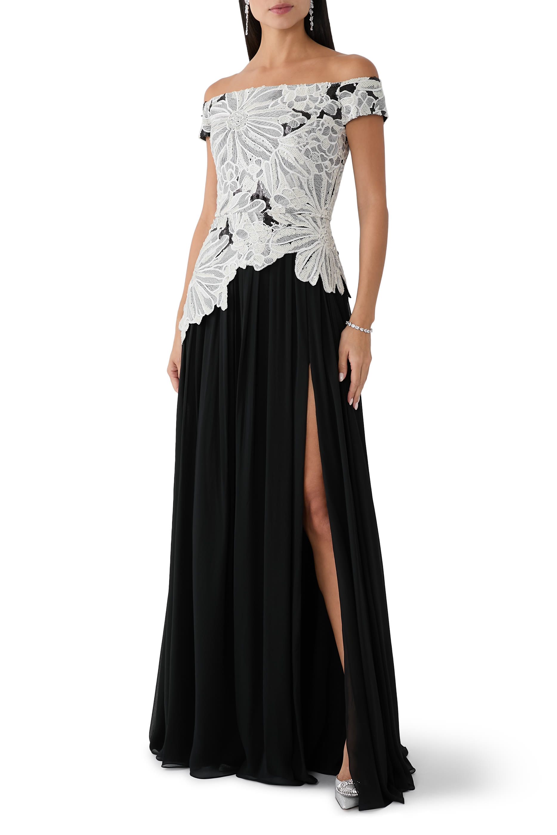 فستان متوسط الطول مطرز بالترتر