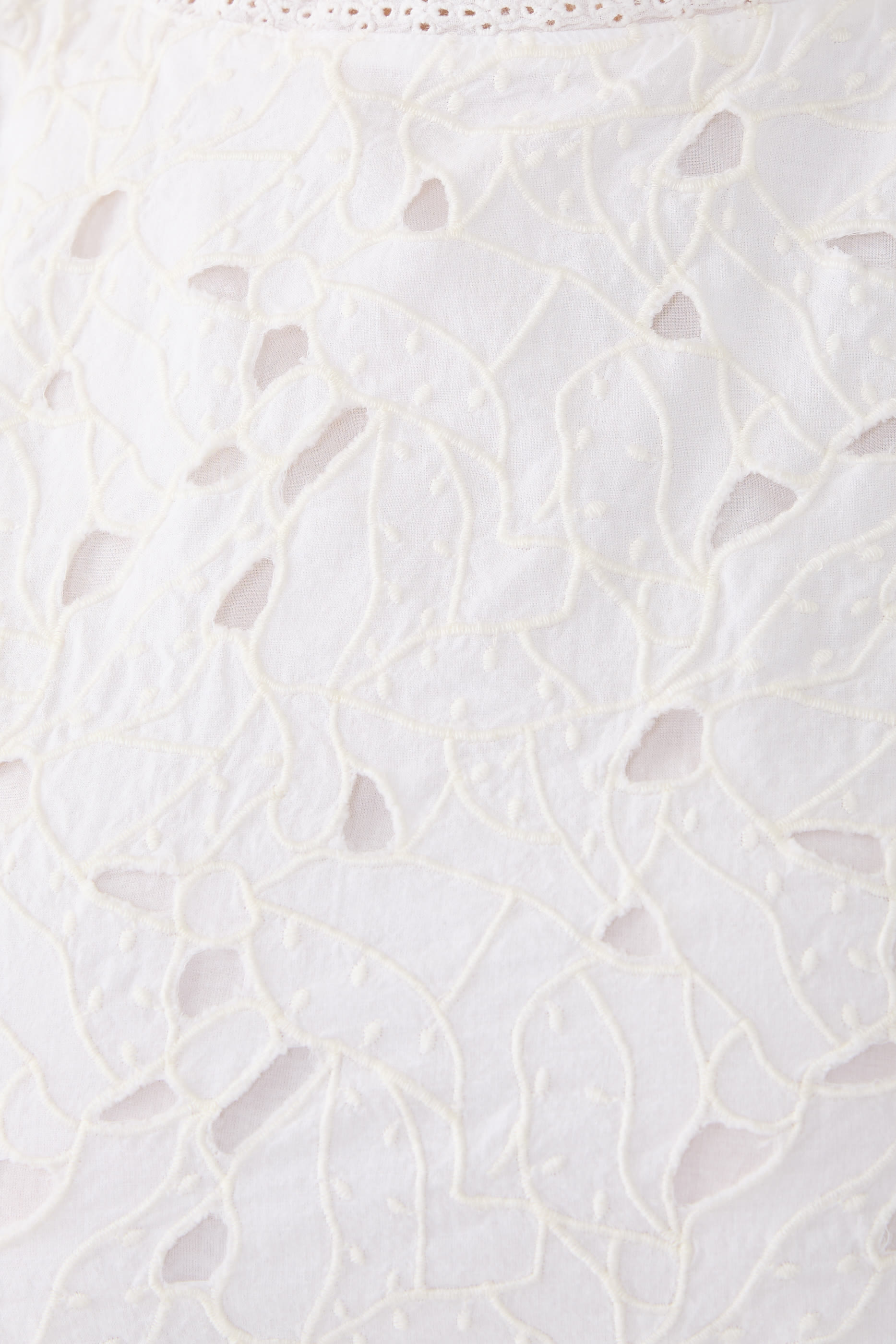 بلوزة قصيرة بتطريزات إنجليزية