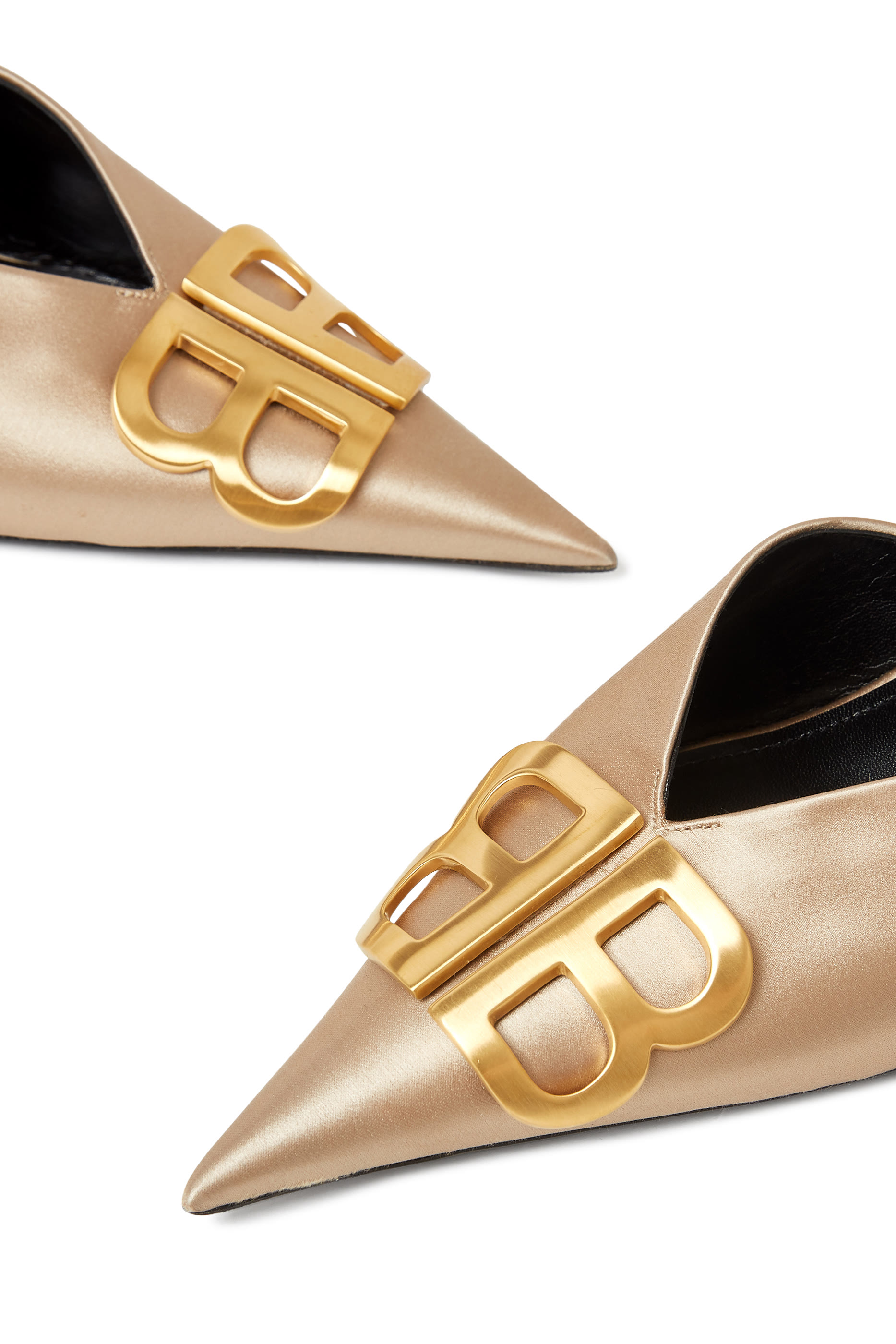 حذاء كلاسيكي 80 بمقدمة مدببة وسير خلفي وشعار الماركة