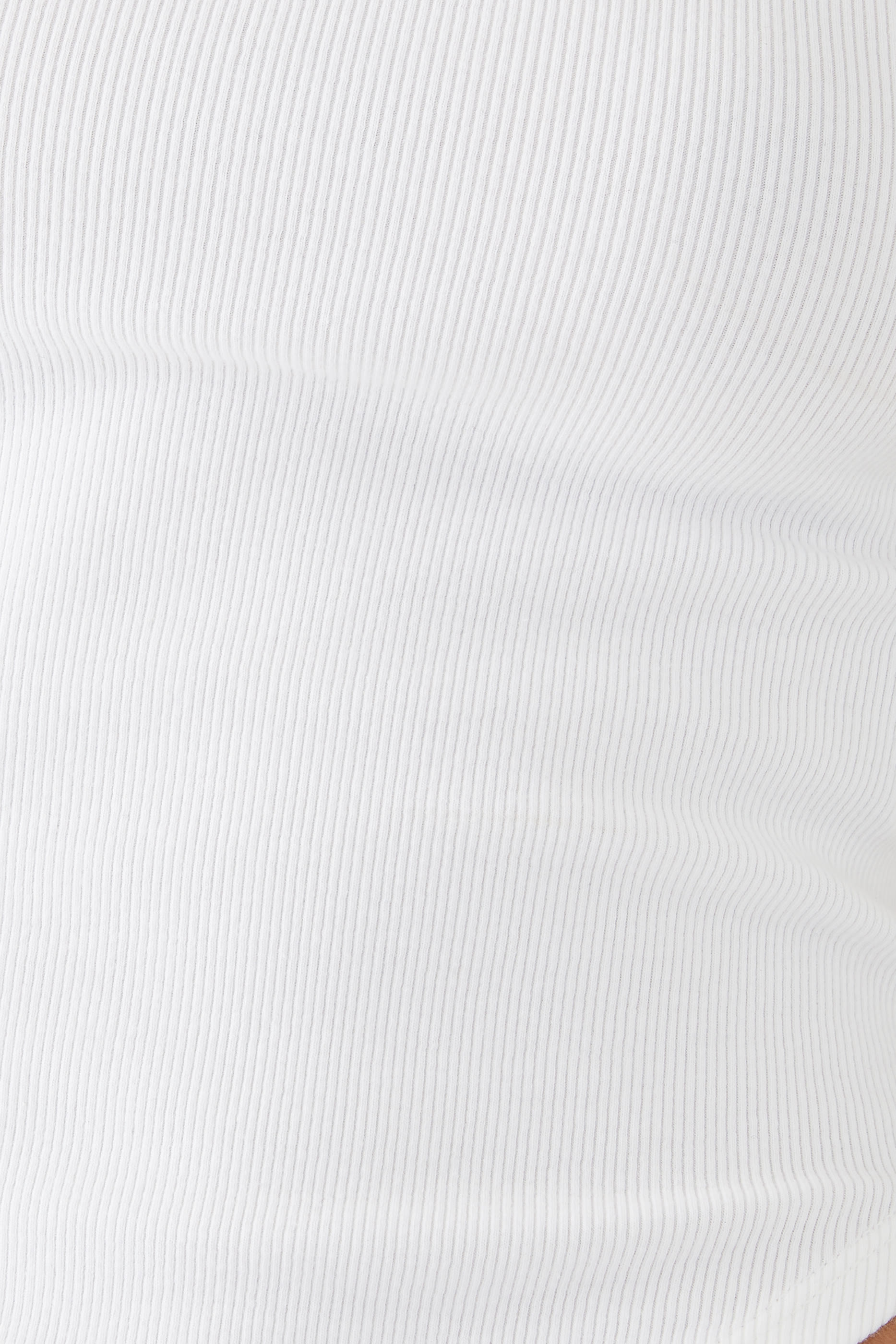 بلوزة بلا أكمام بحافة مقوسة نسيج مضلع