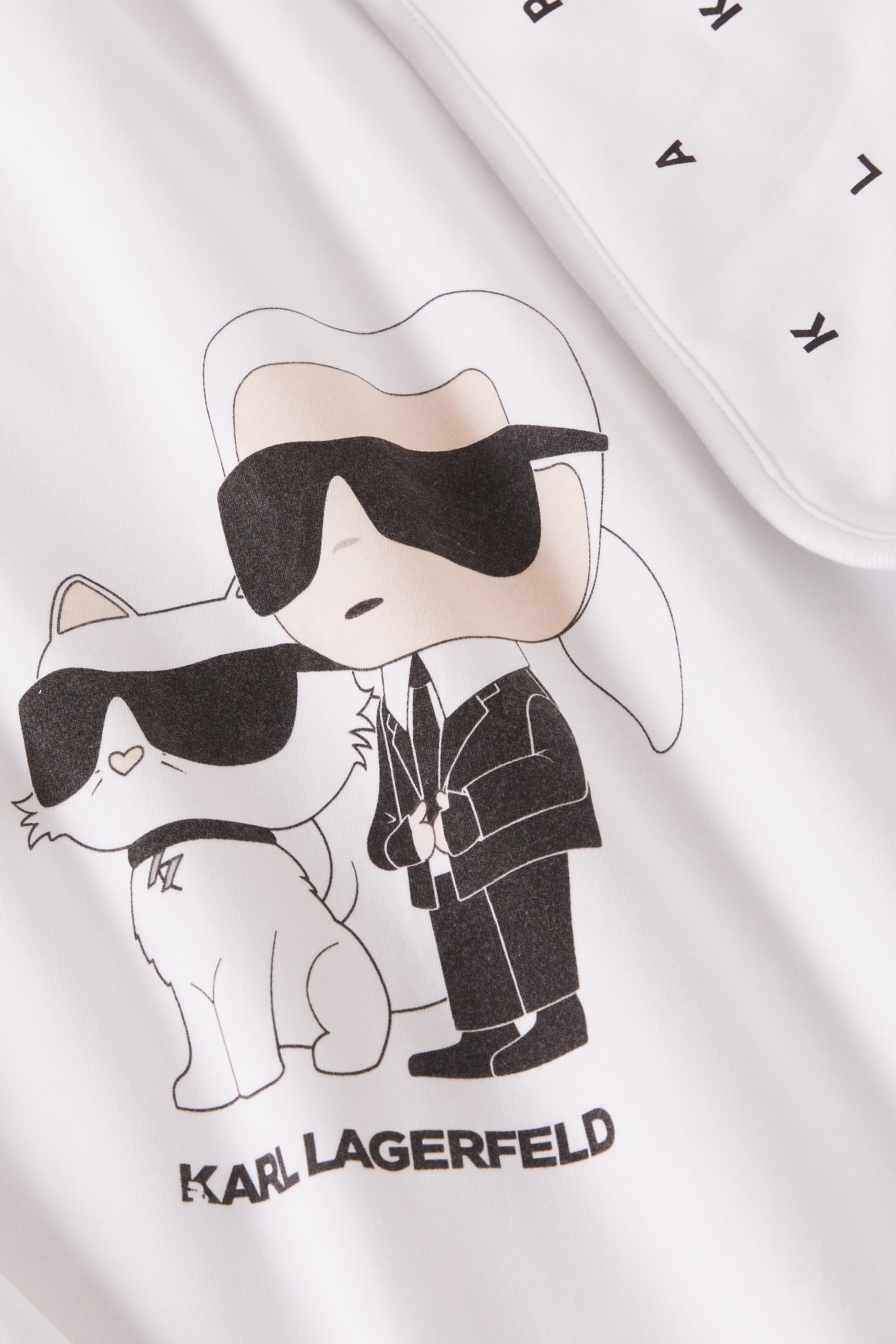 بطانية بشعار الماركة للأطفال