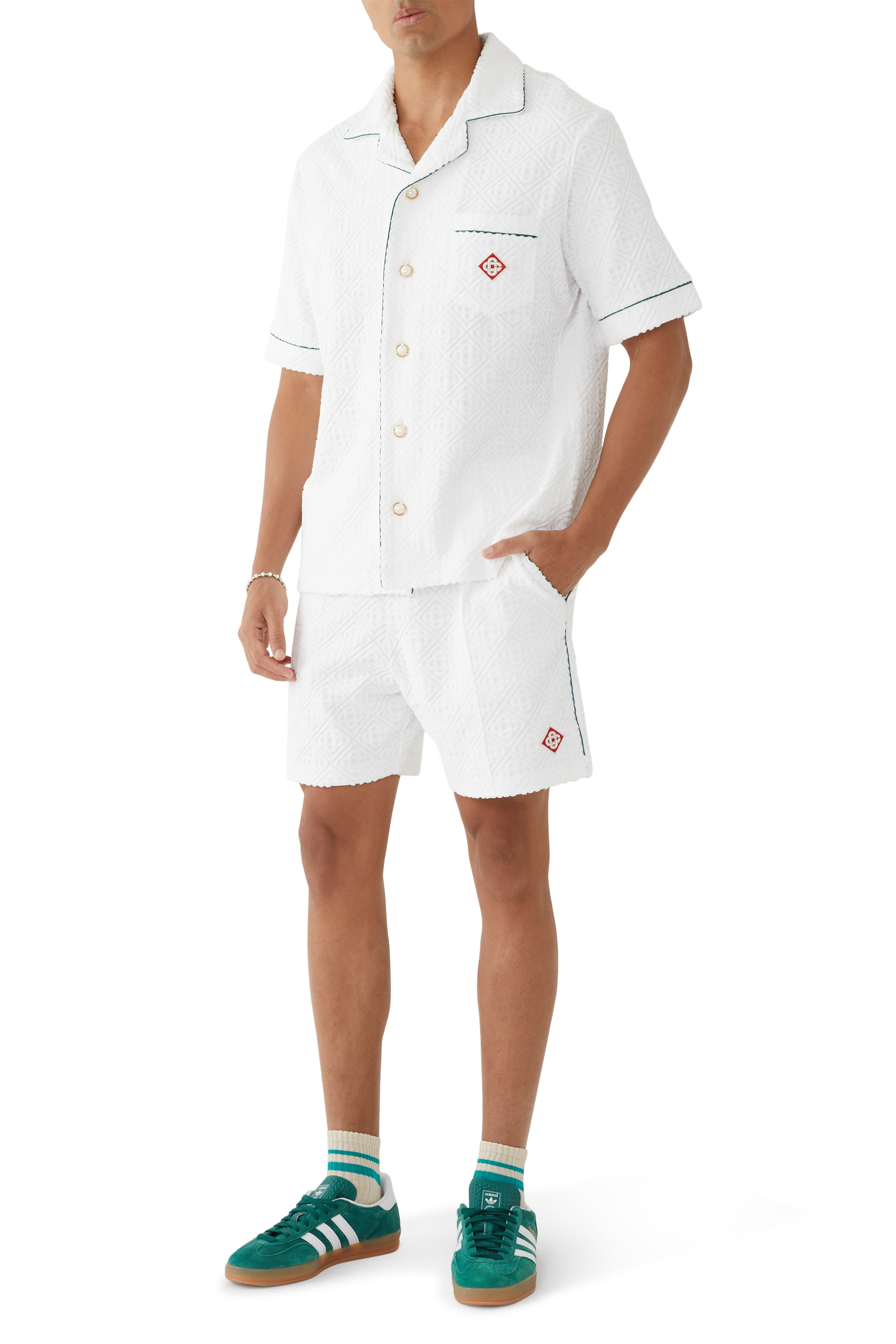 شورت بنقشة حروف شعار الماركة بملمس بارز