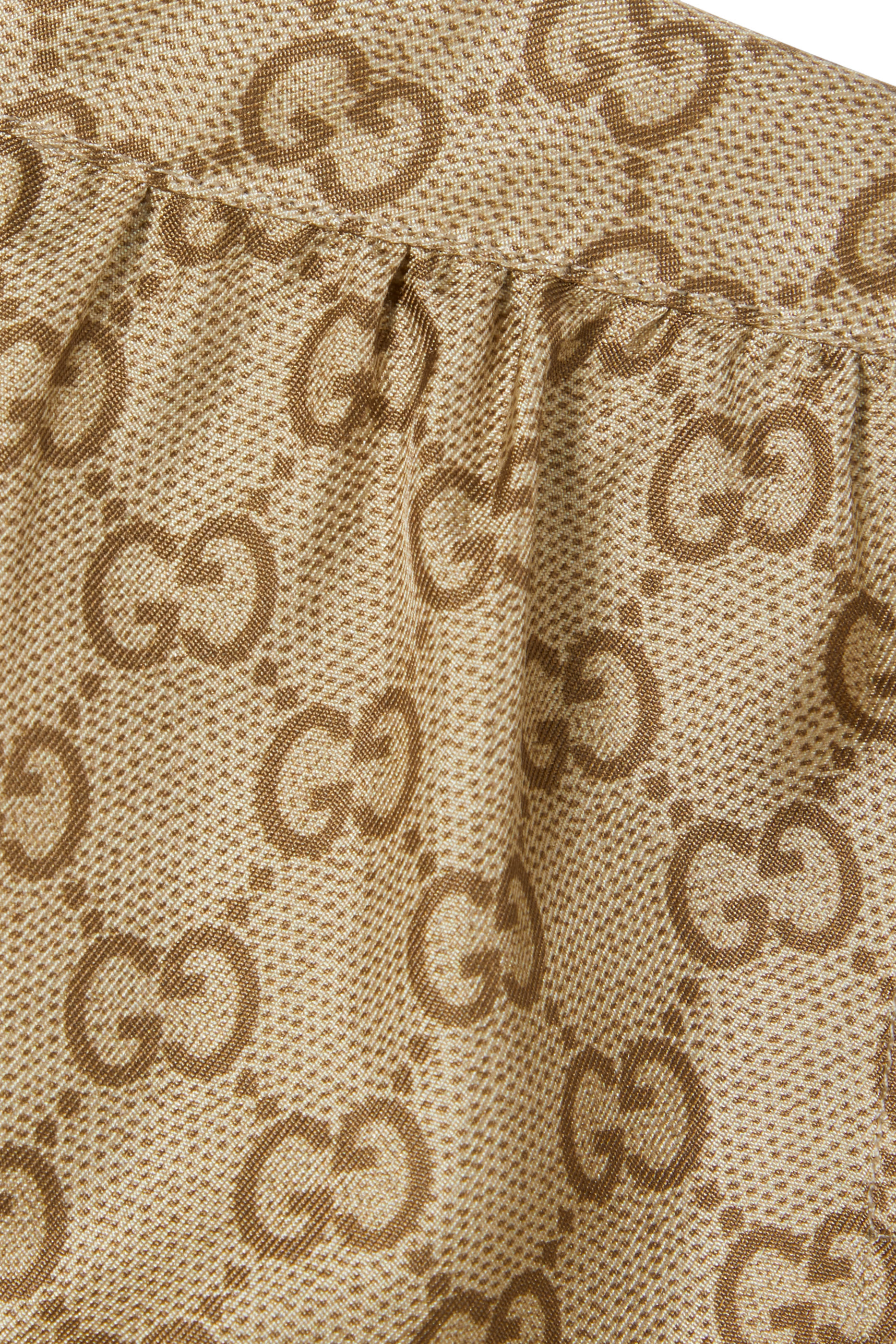 قميص حرير تويل مزين كليا بنقشة حرفي شعار الماركة