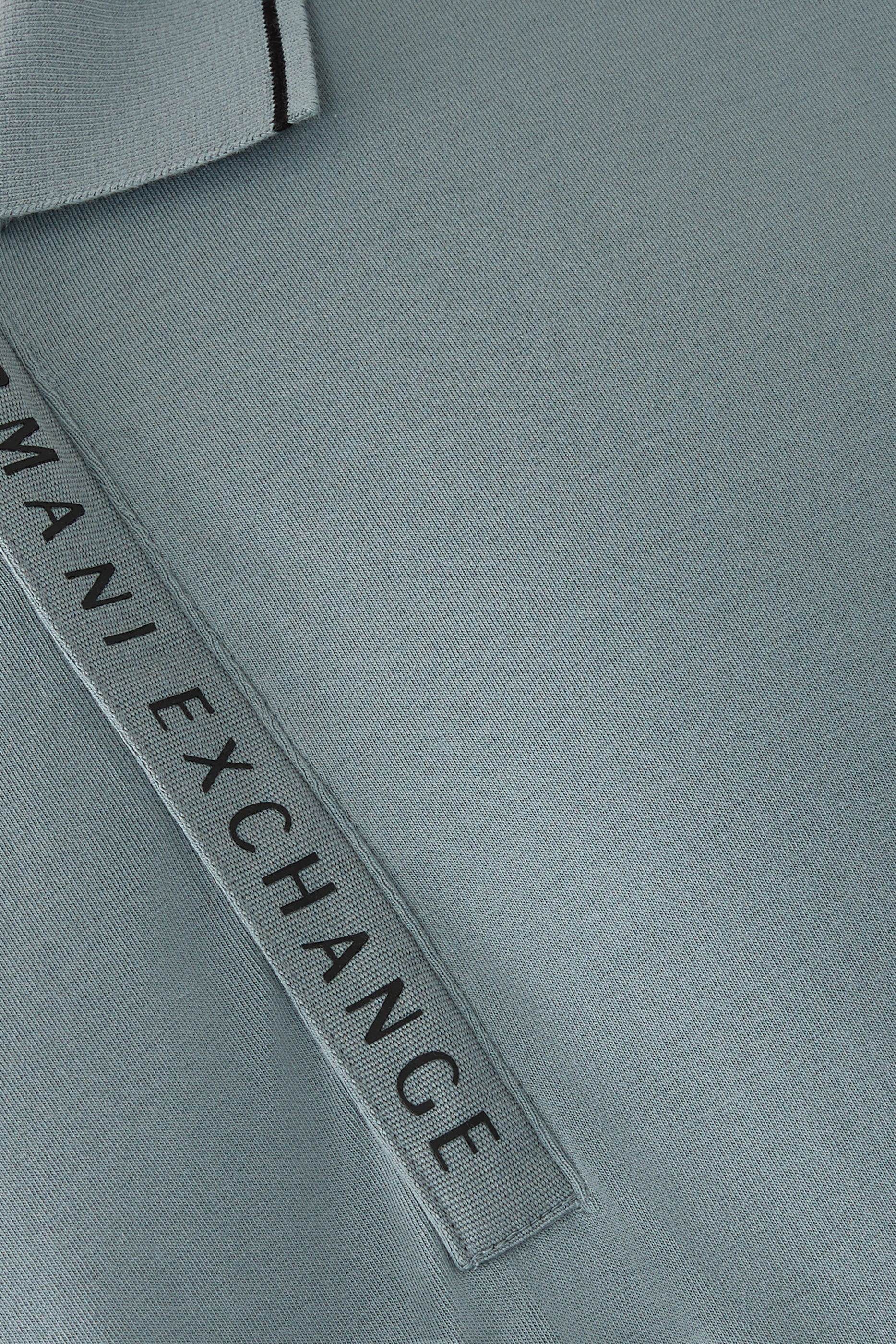 قميص بولو بشعار الماركة بلون مغاير