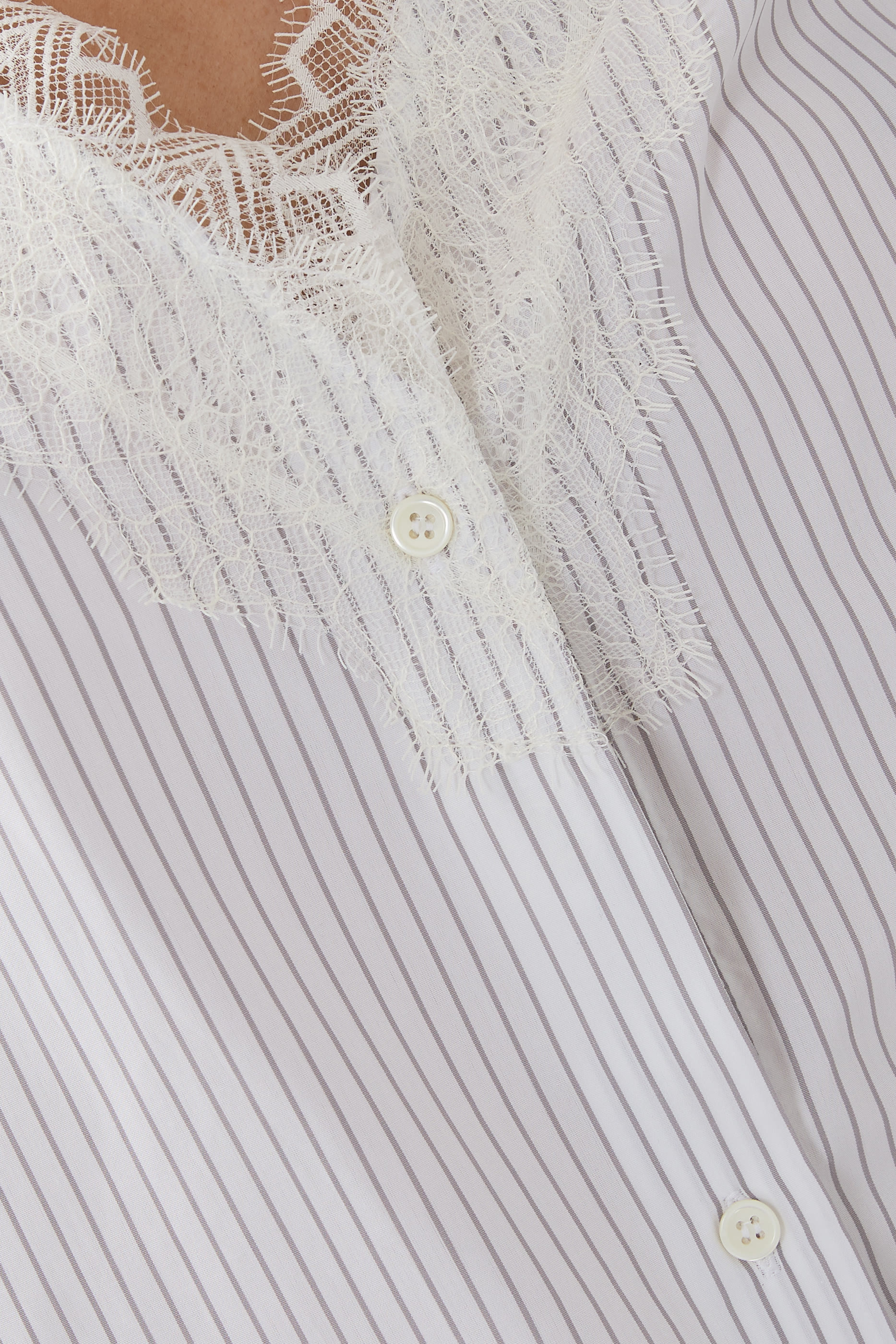 قميص بياقة على شكل حرف V بحواف دانتيل