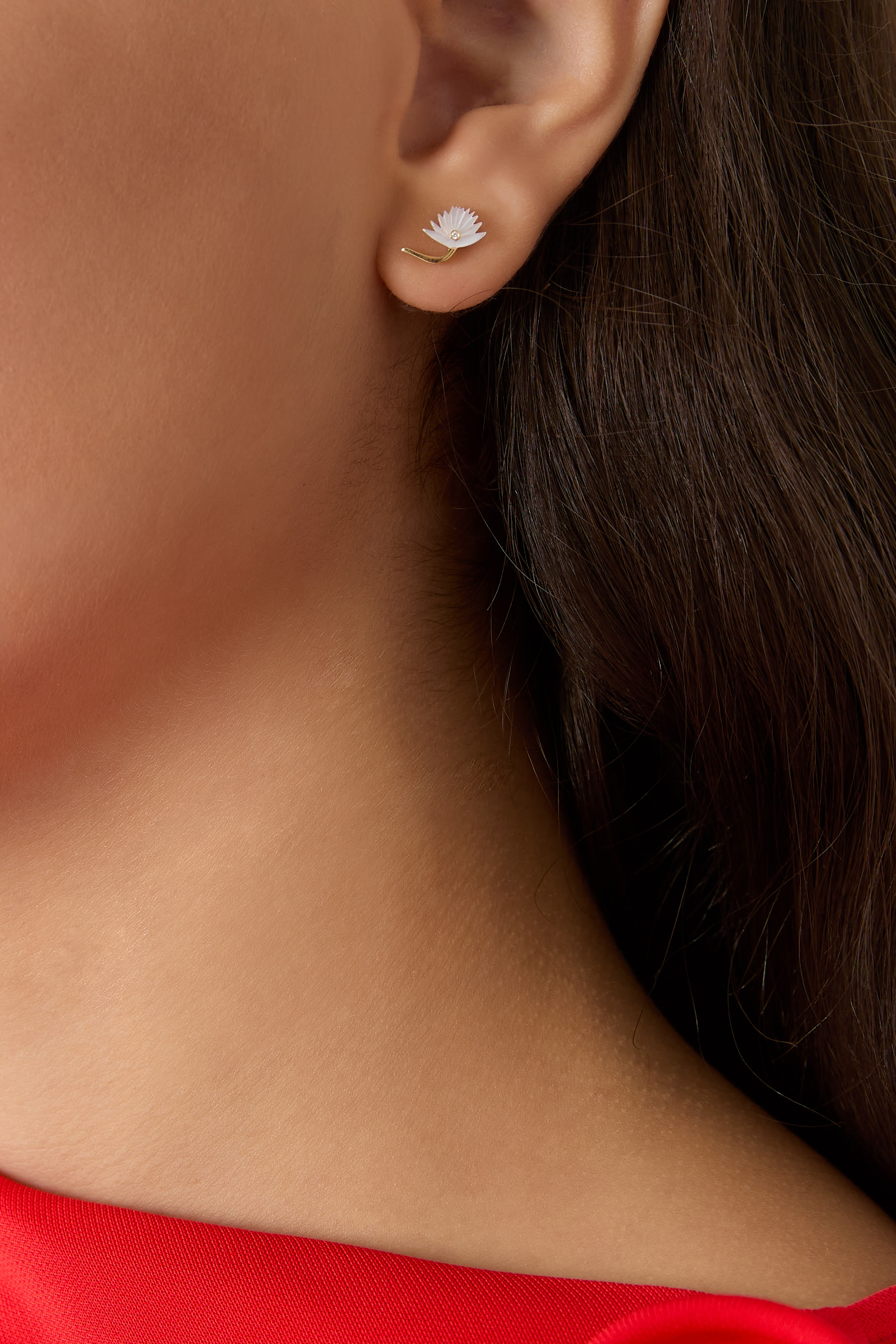 أقراط بتصميم زهور مزينة بعرق اللؤلؤ والماس، ذهب أصفر عيار 18