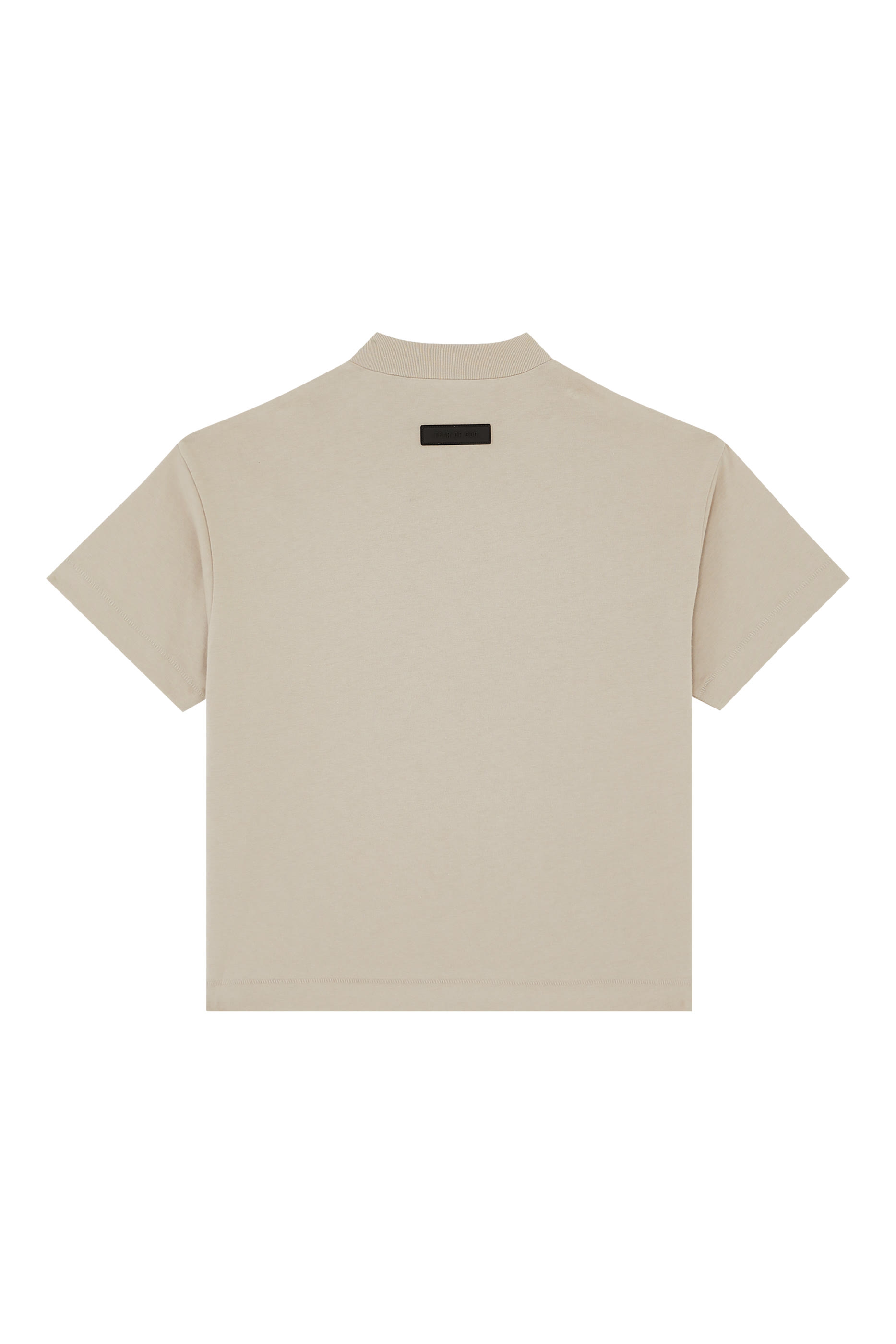 تيشيرت بأكمام قصيرة وشعار الماركة