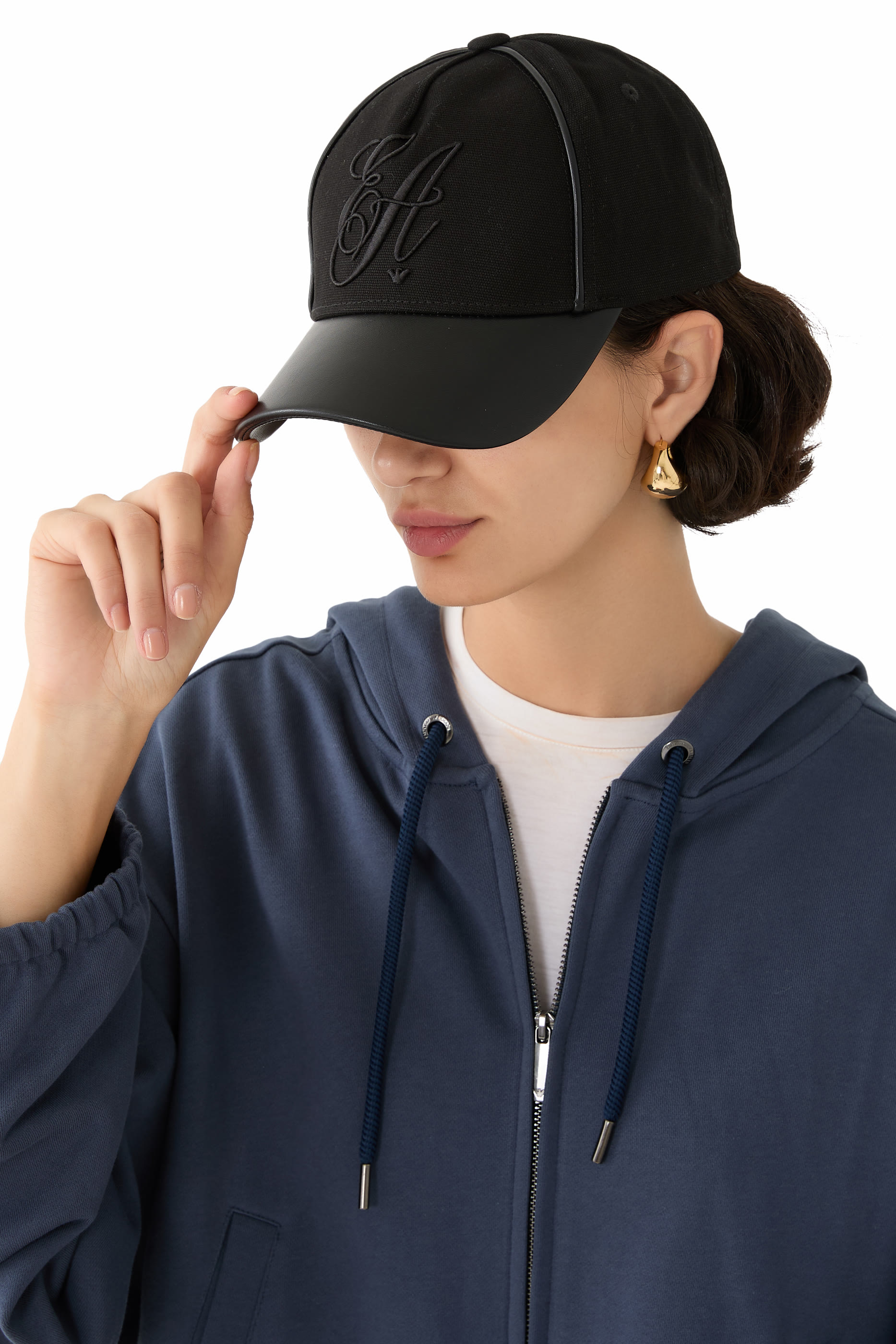 كاب بشعار الماركة