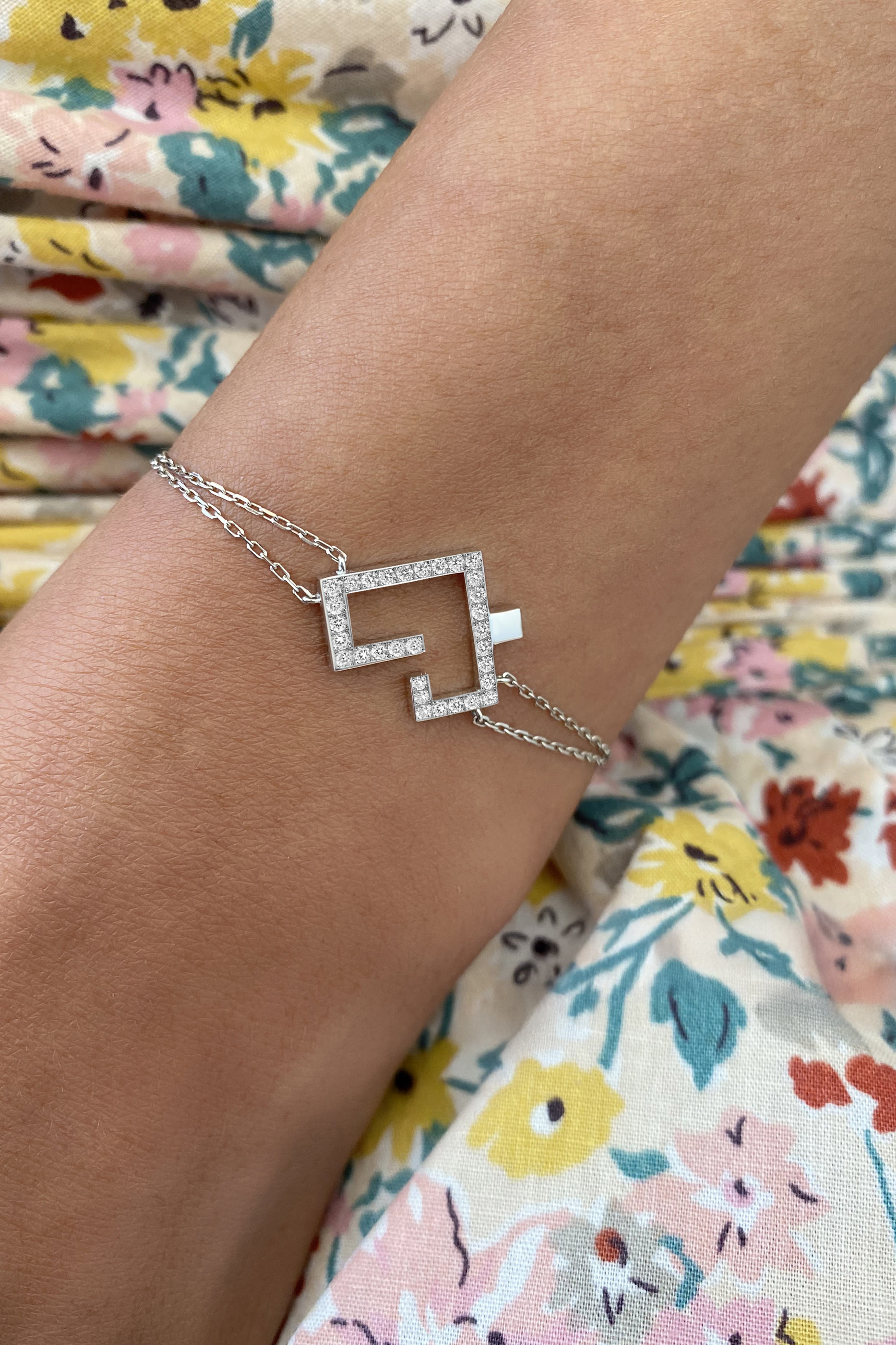 سوار بحلية بتصميم كلمة حب مرصع بالماس ذهب عيار 18