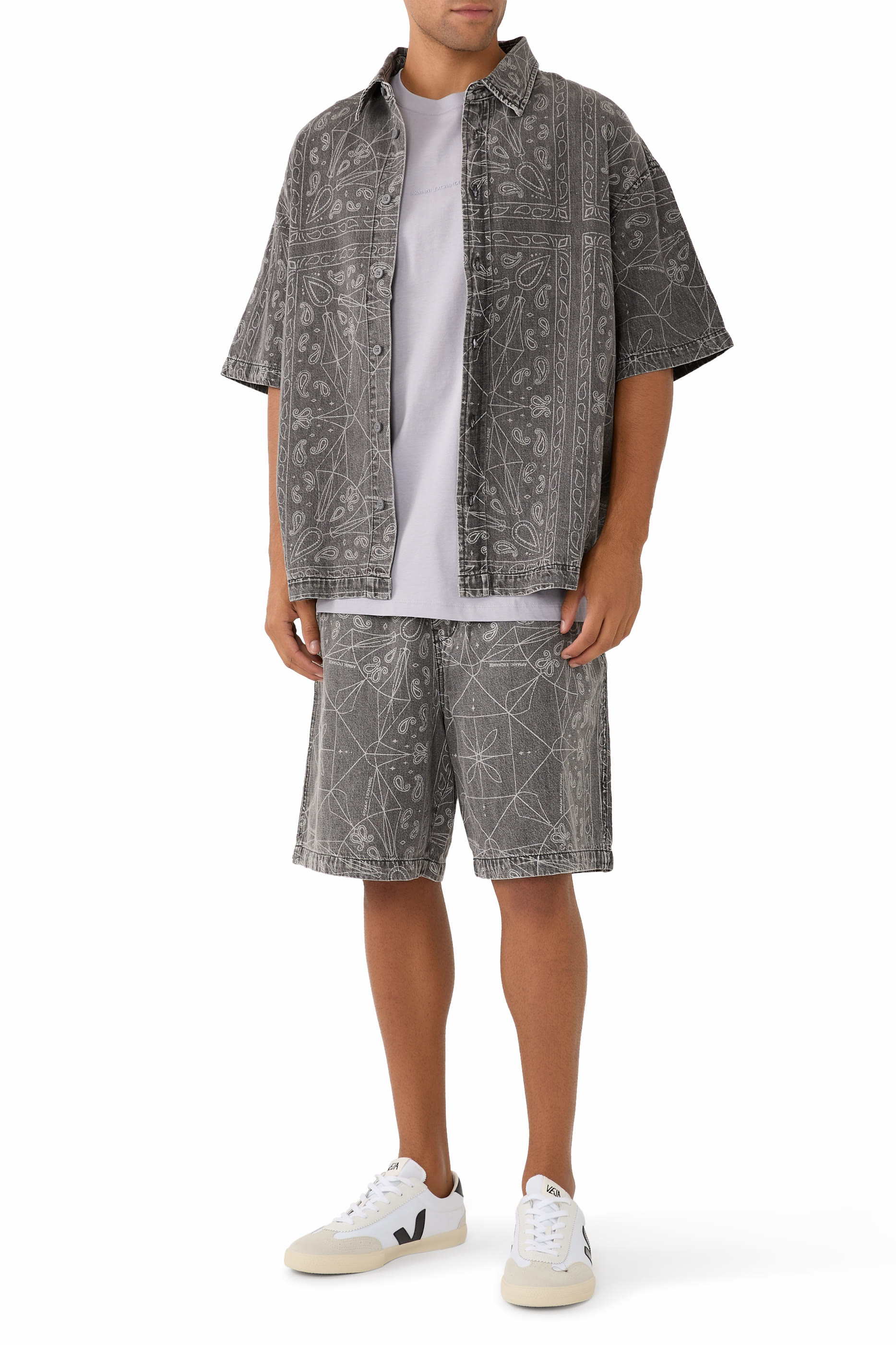 شورت برمودا بنقشة مستوحاة من كلايدسكوب