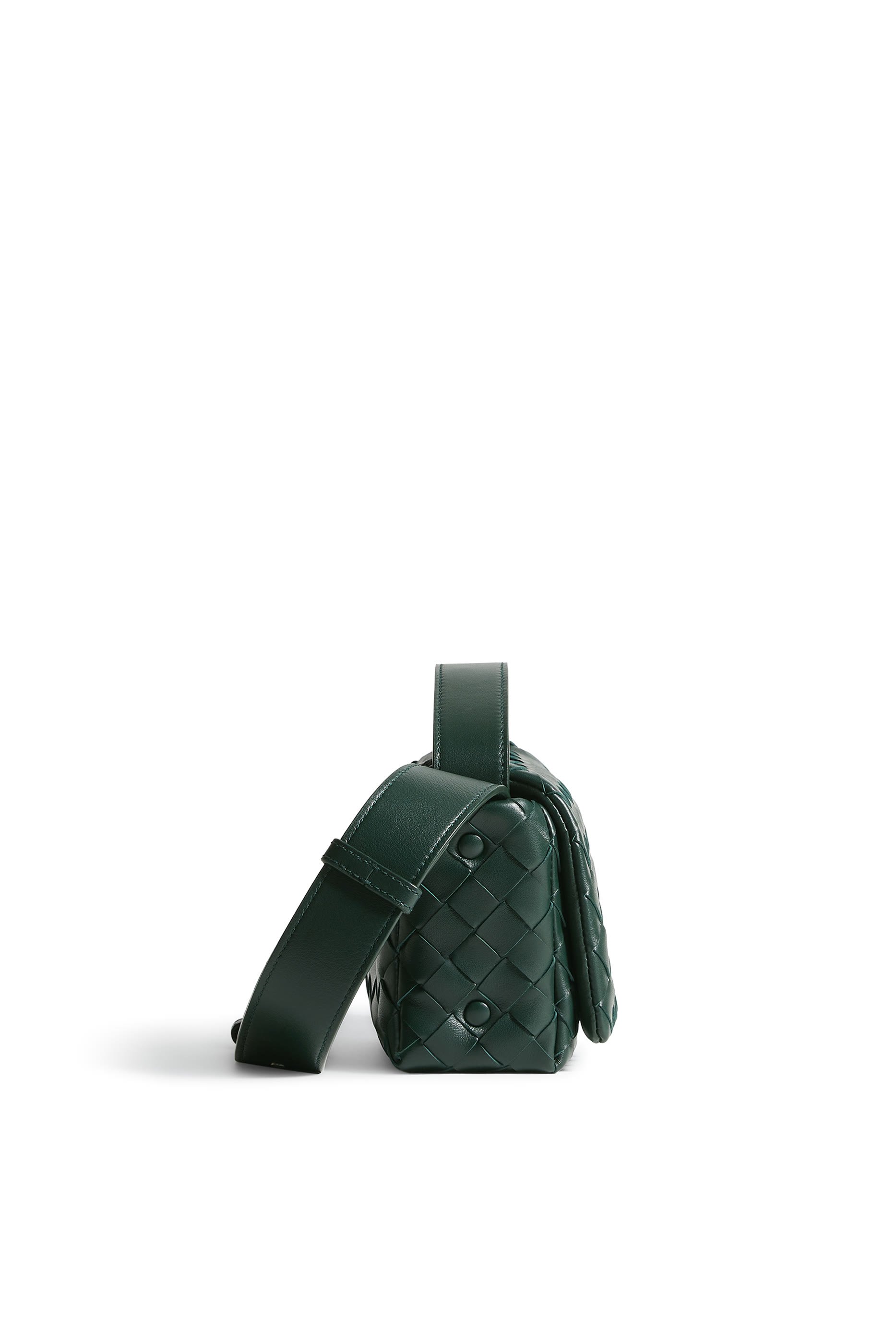 حقيبة صغيرة بغطاء قلاب بتصميم مجدول