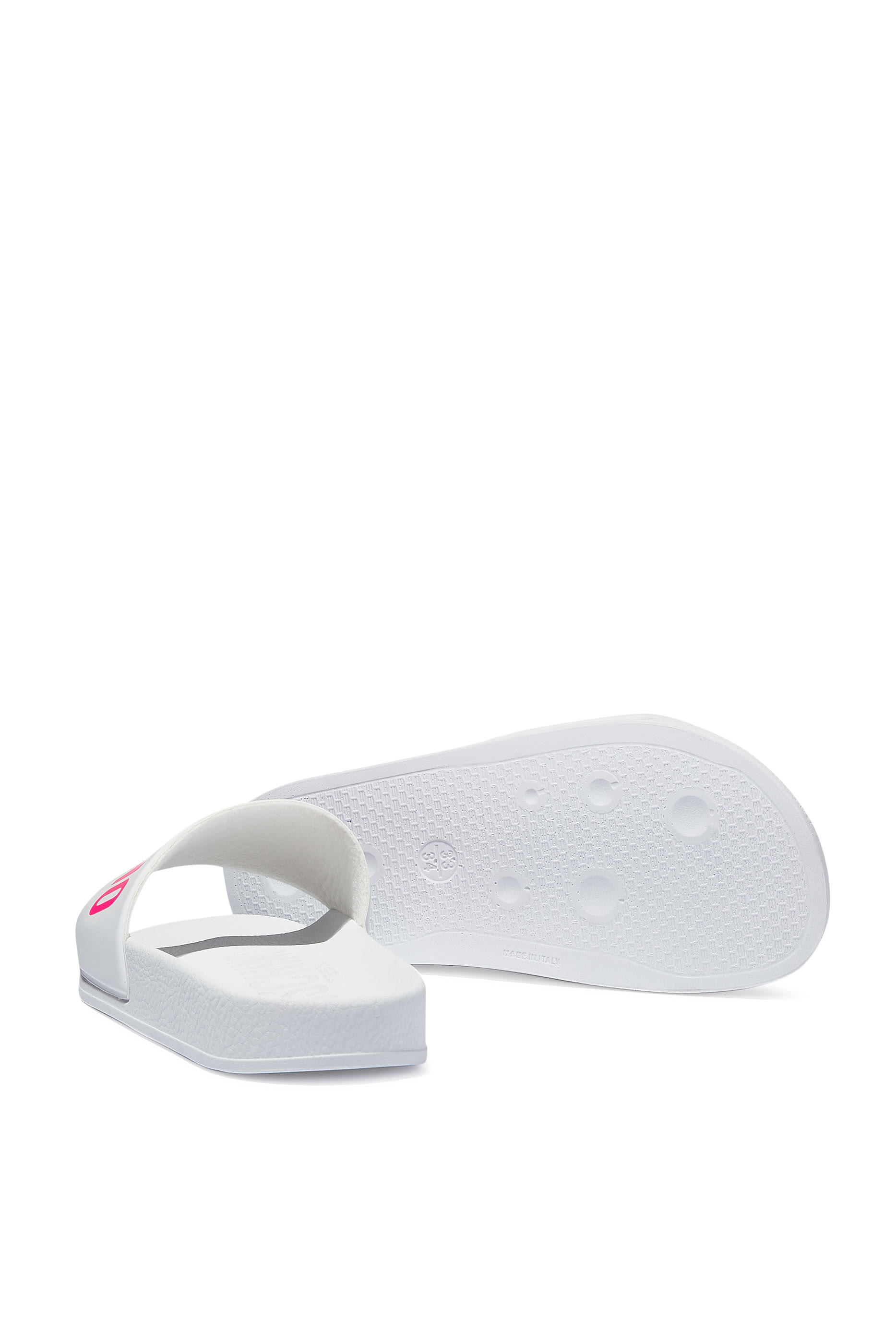 حذاء مفتوح مطاط بشعار الماركة