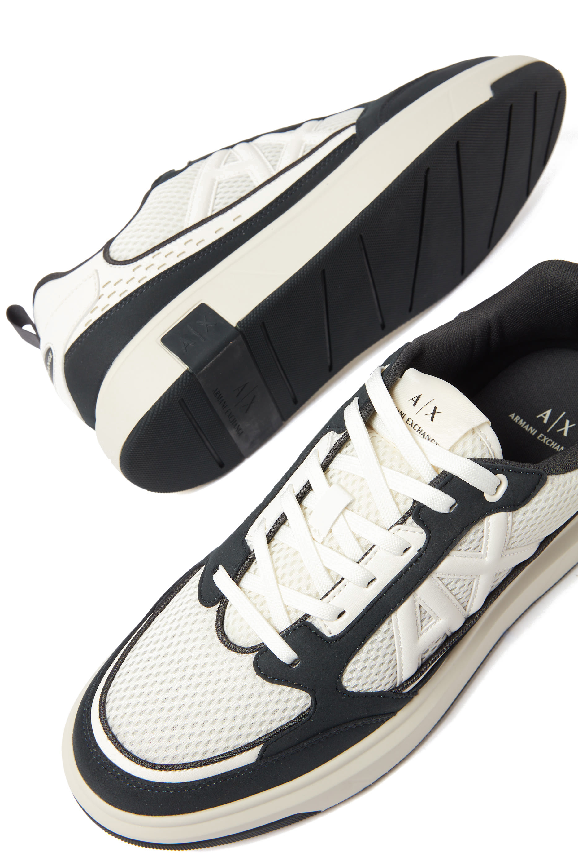 سنيكرز قماش شبكي بشعار الماركة