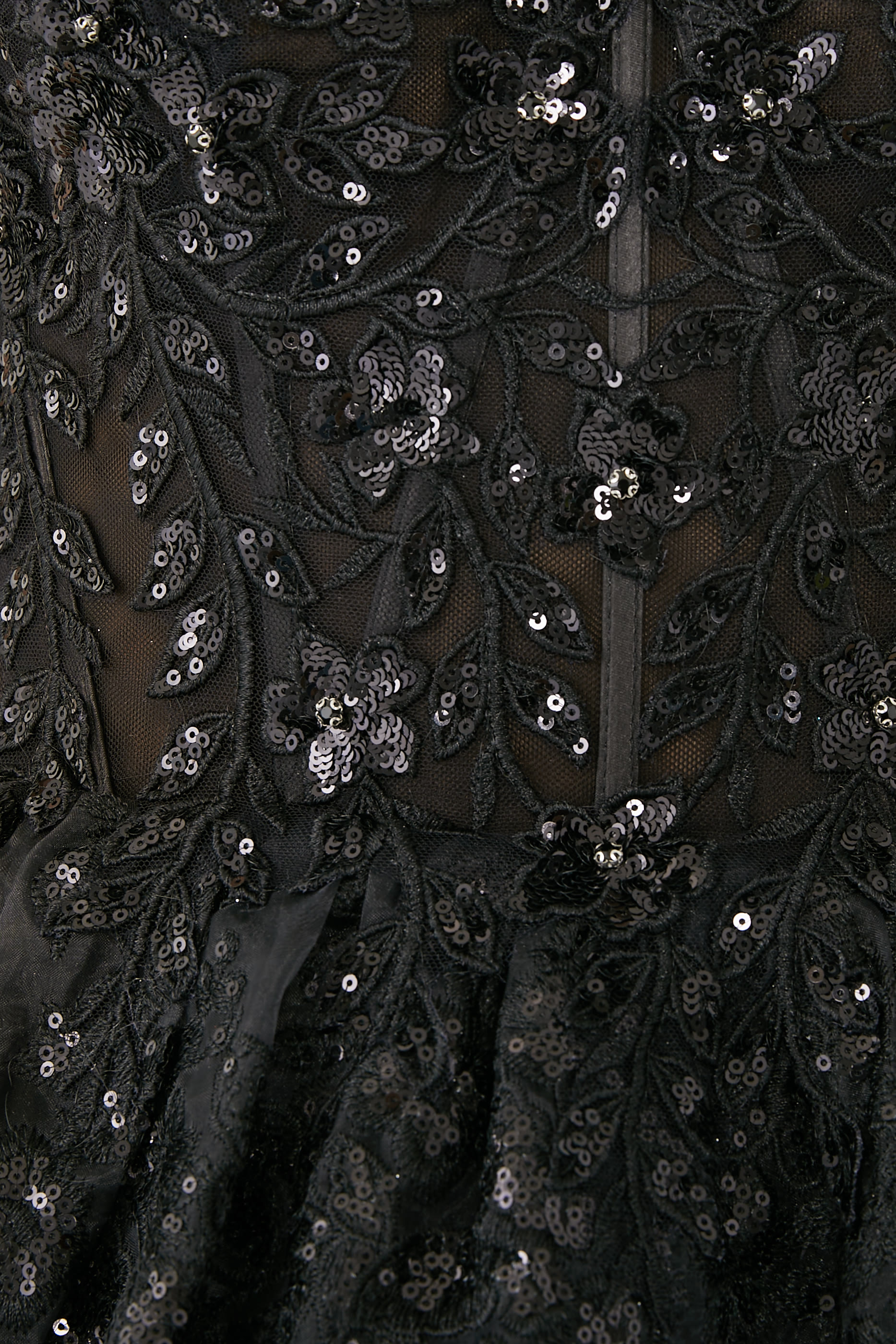 فستان سهرة طويل متدرج بتطريزات زهور وترتر