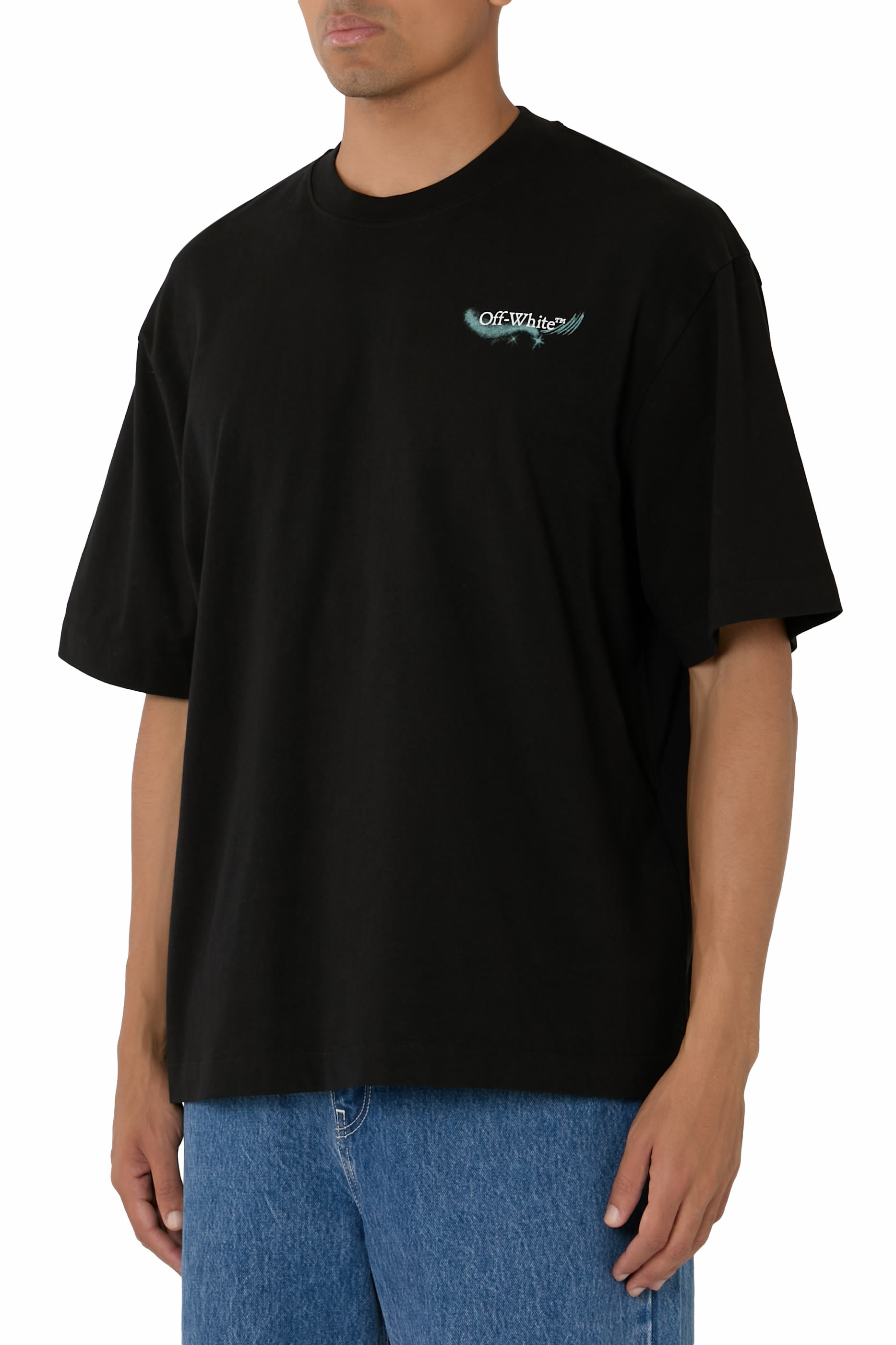 تيشيرت بأكمام قصيرة وشعار الماركة