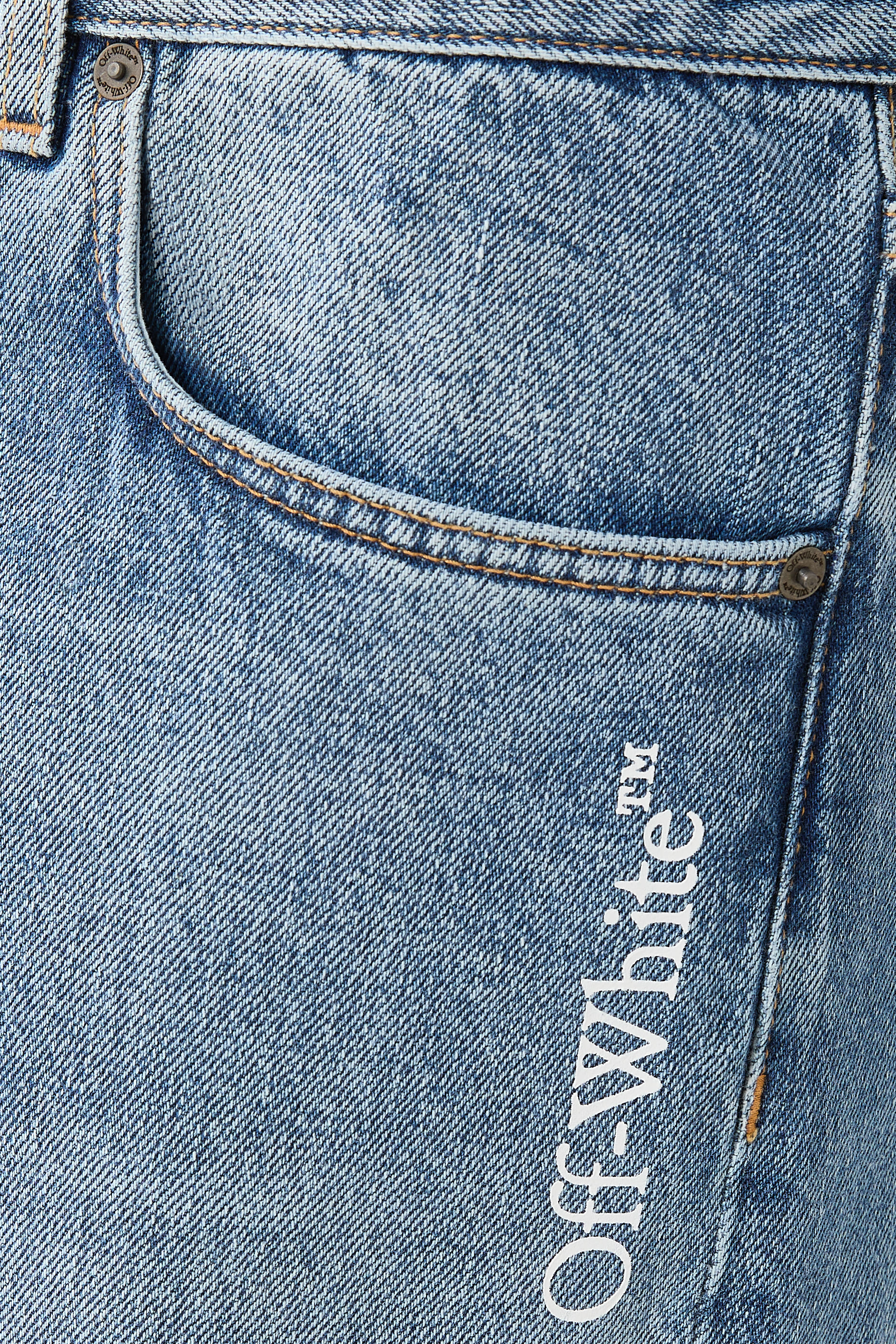 بنطال جينز بقصة ضيقة مريحة مزين بسهم صغير